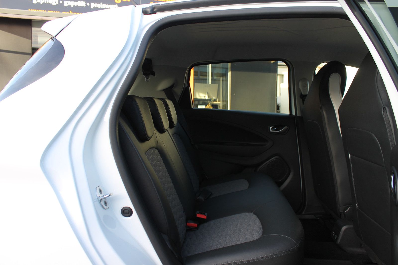 Fahrzeugabbildung Renault Zoe R135 Techno EV50 52kWh KAM PDC NAV SHZ LED