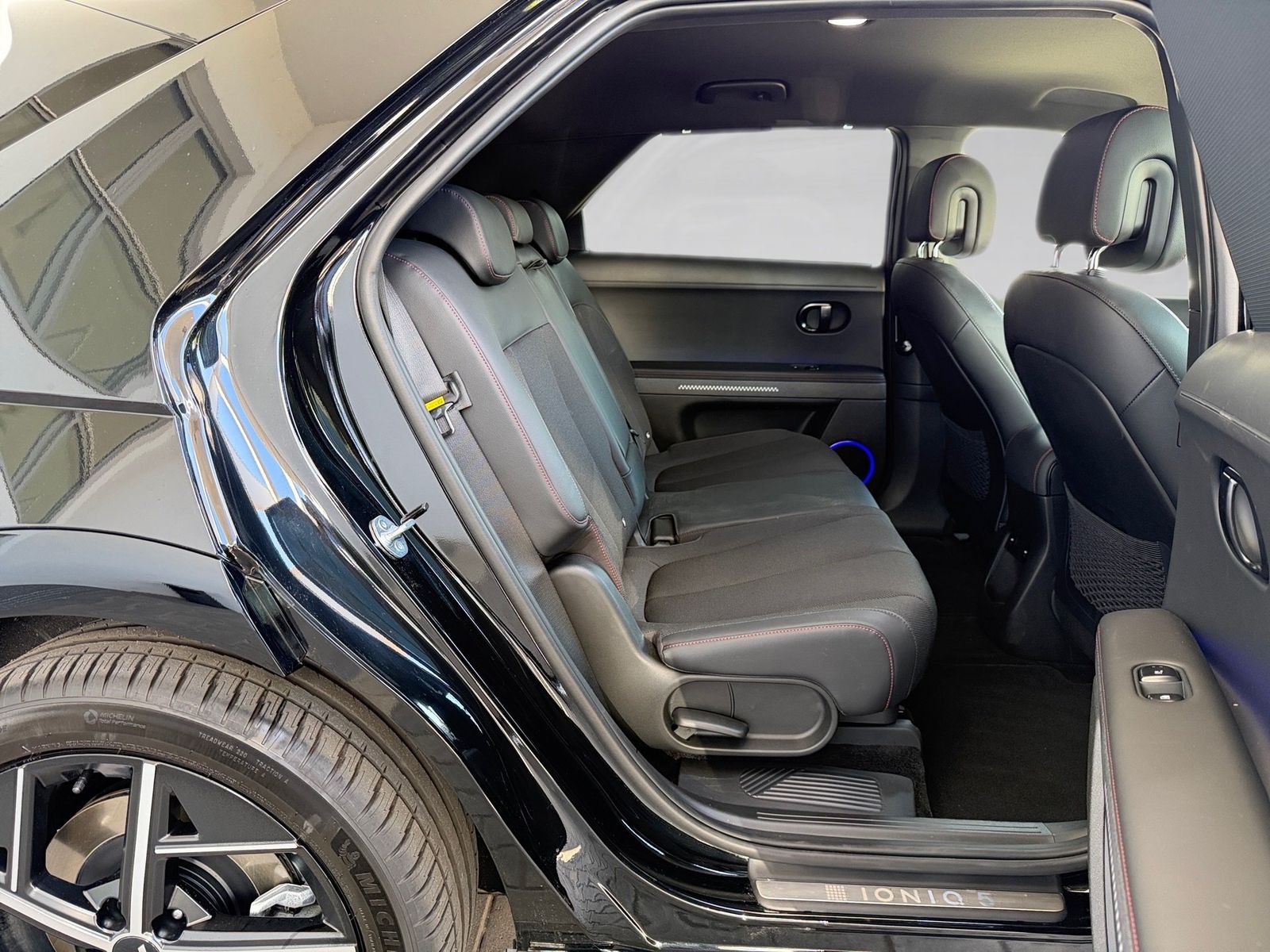 Fahrzeugabbildung Hyundai Ioniq 5 84kWh Elektro KlimaA,LED,Navi,SHZ,2xKlim