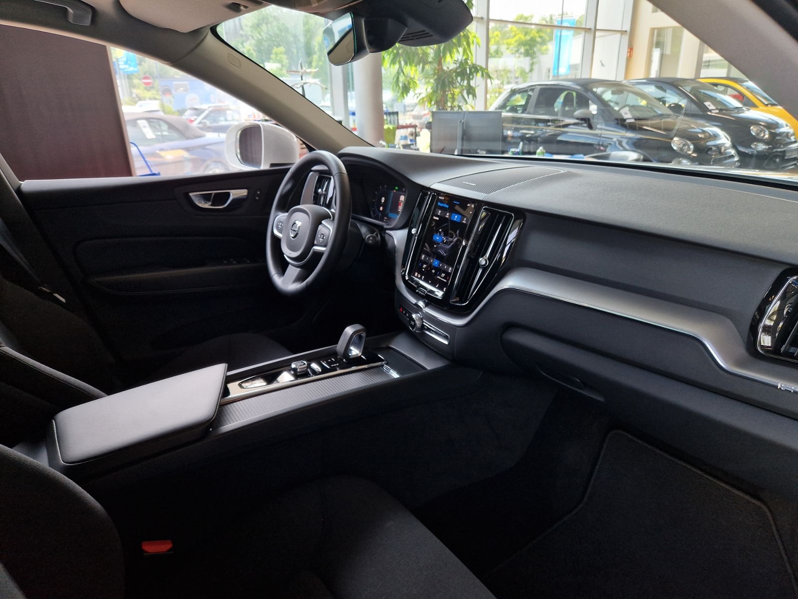 Fahrzeugabbildung Volvo XC60 Momentum Pro 2WD PANO H/K LED