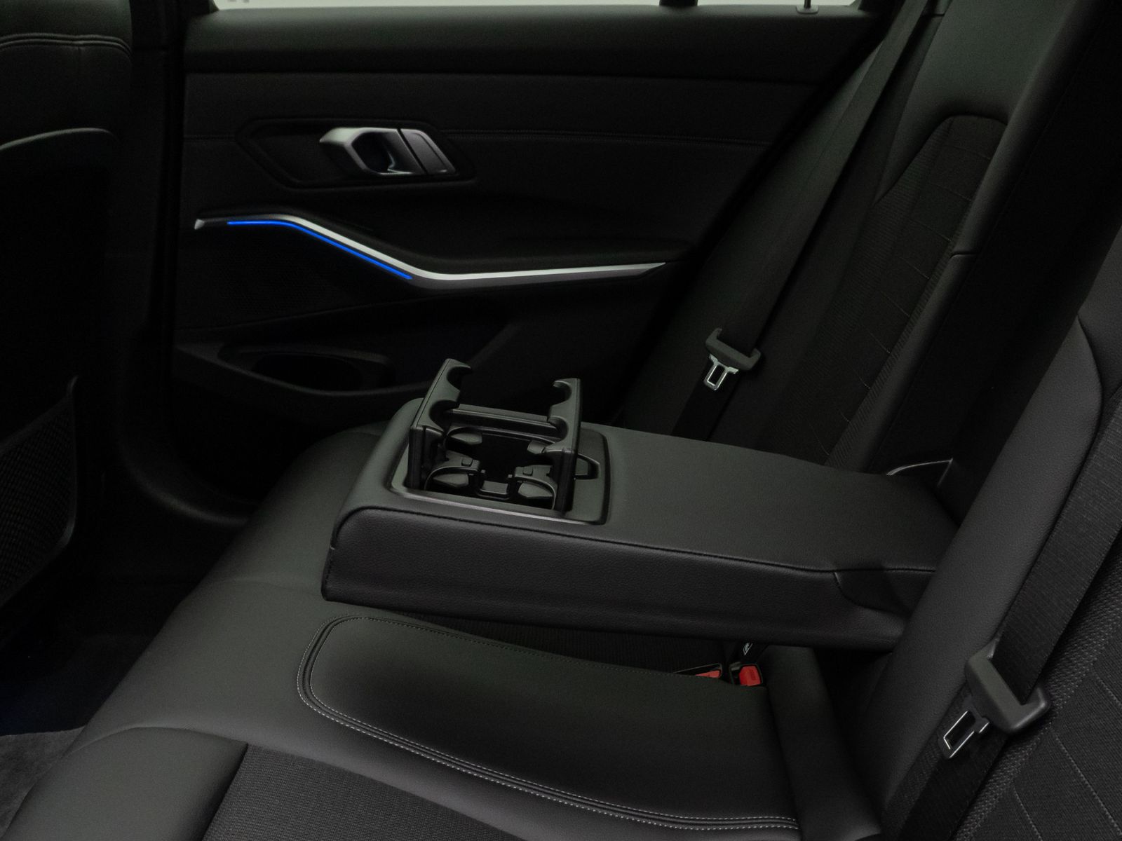 Fahrzeugabbildung BMW 320d Sport Line Panorama Laser HUD DAB HiFi AHK