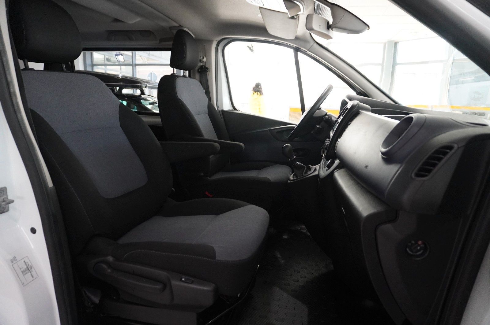 Fahrzeugabbildung Opel Vivaro B 1.6D KOMBI 8-SITZE L1H1 KLIMA/PDC/TEMP.