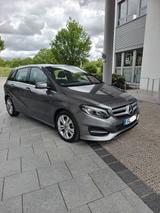 Mercedes-Benz 200 Rentnerfahrzeug - graue Mercedes-Benz 200
