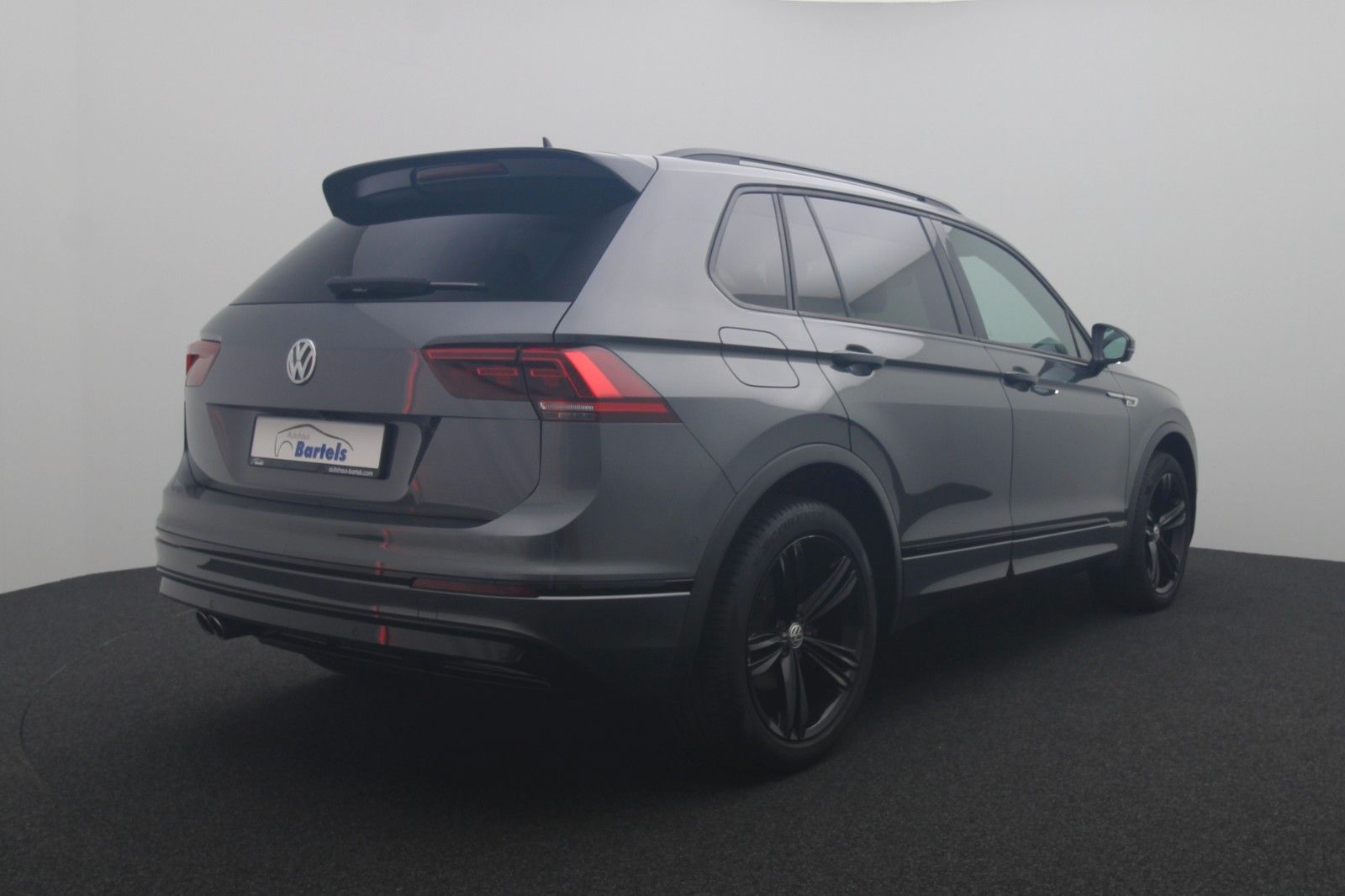 Fahrzeugabbildung Volkswagen Tiguan Highline 4M R-Line Black Style Head-upLED