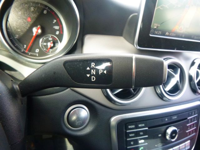 Fahrzeugabbildung Mercedes-Benz GLA 200 >AUT/AHK/NAV/KAM/LED-Licht/LEDER<