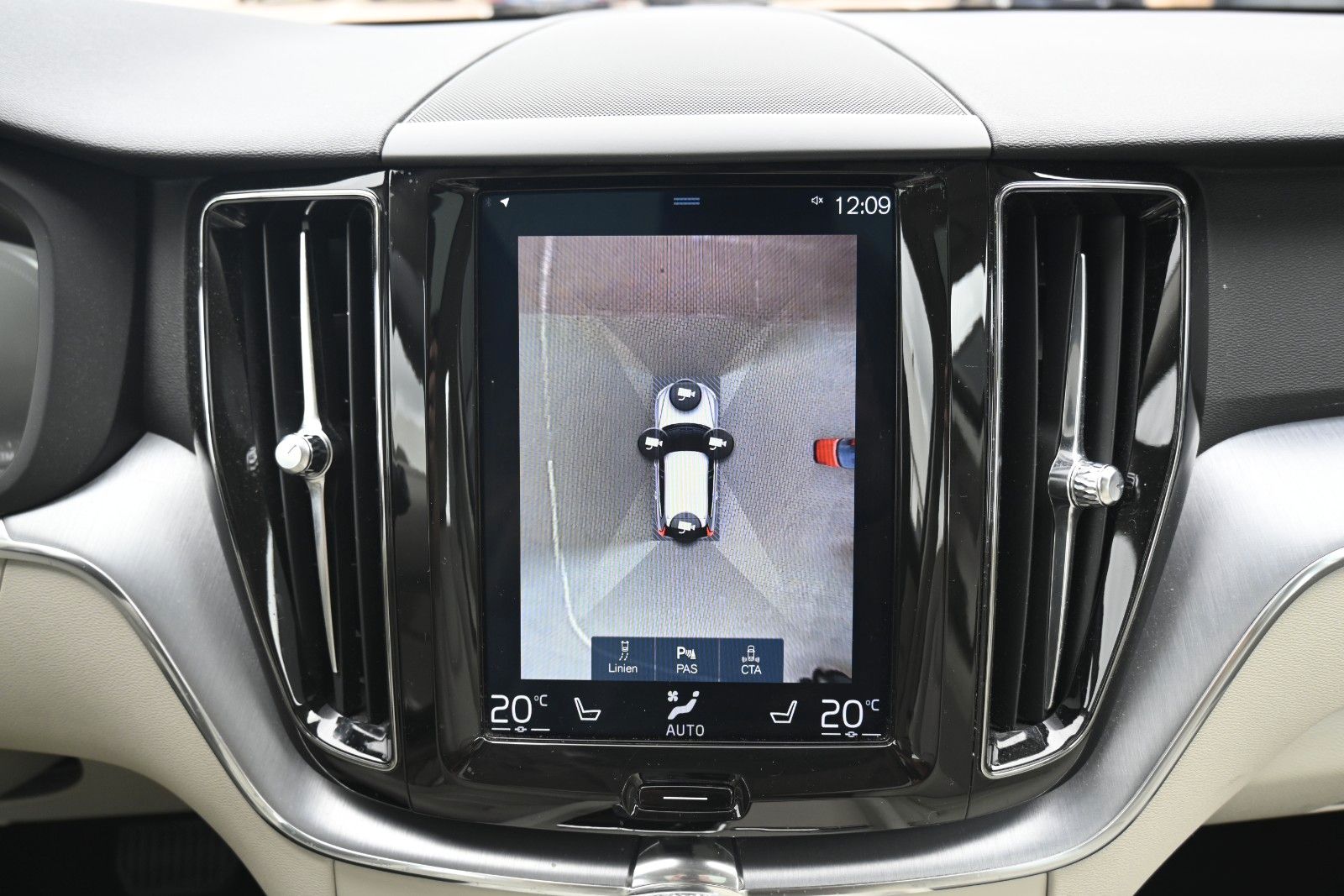 Fahrzeugabbildung Volvo XC60 T8 AWD Momentum Plug-In Hybrid*PANO*BLIS