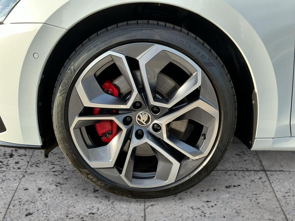 Skoda Octavia 2022 г. Белый, пробег 46463 км