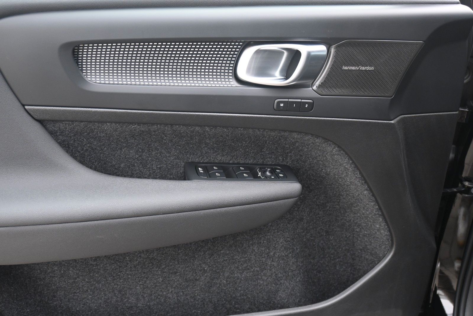 Fahrzeugabbildung Volvo XC40 B3 Plus Black Edition*LED*360*H&K*BLIS*20"