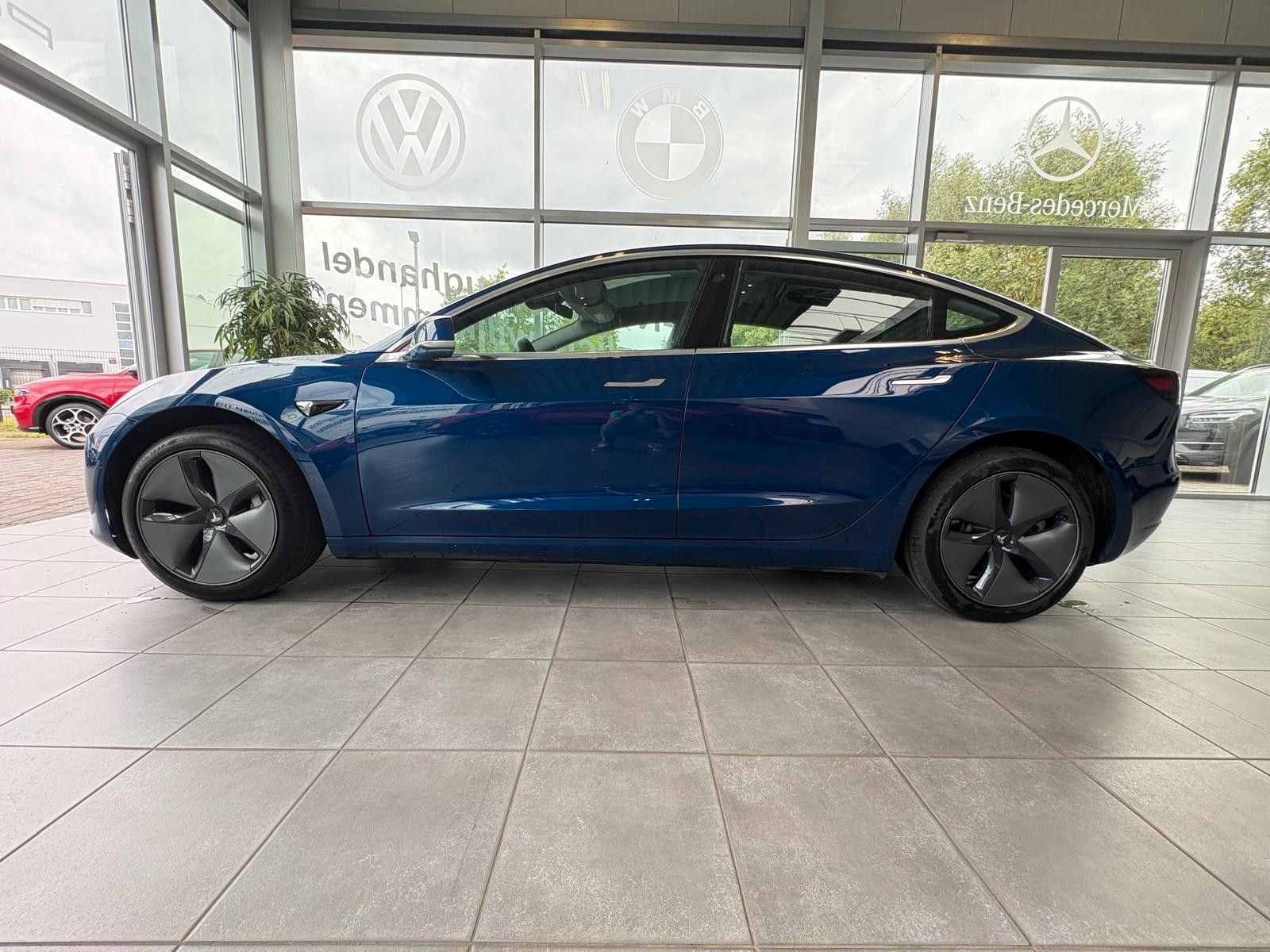 Fahrzeugabbildung Tesla Model 3 Standard Range Plus RWD