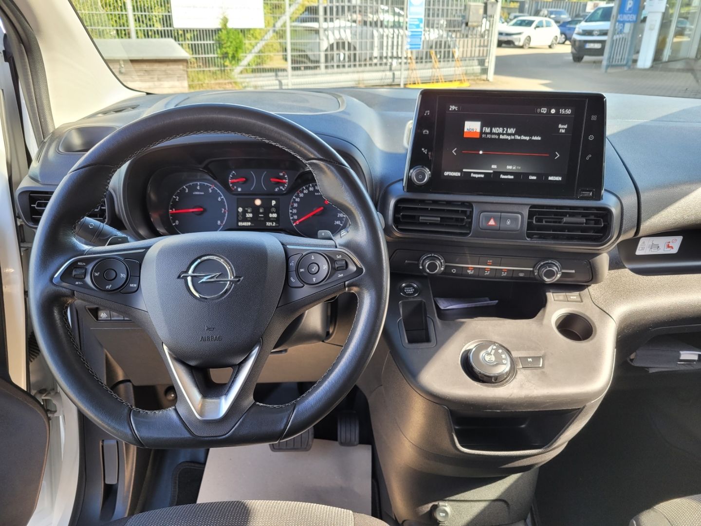Fahrzeugabbildung Opel Combo Cargo Doppelkabine + AWR + PDC vo. & hi.