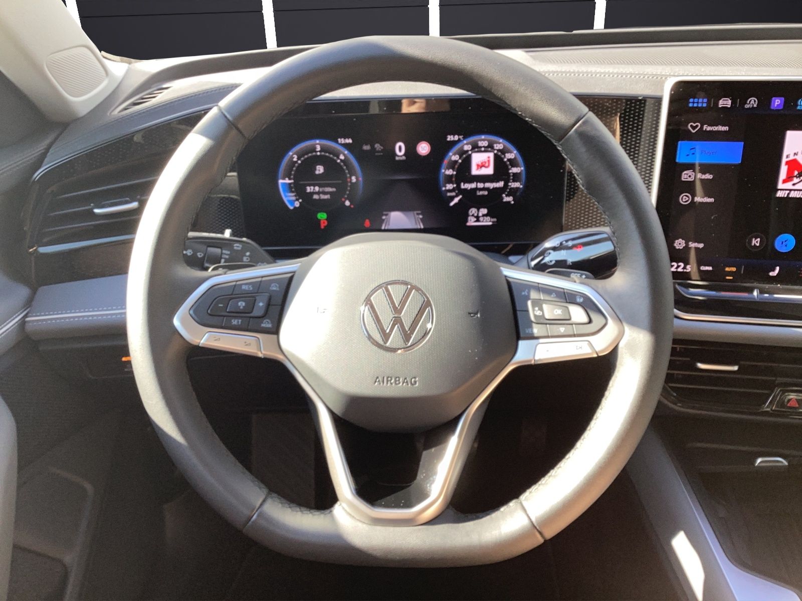 Fahrzeugabbildung Volkswagen Passat TDI Business LED AHK Navi AID ACC RFK SH