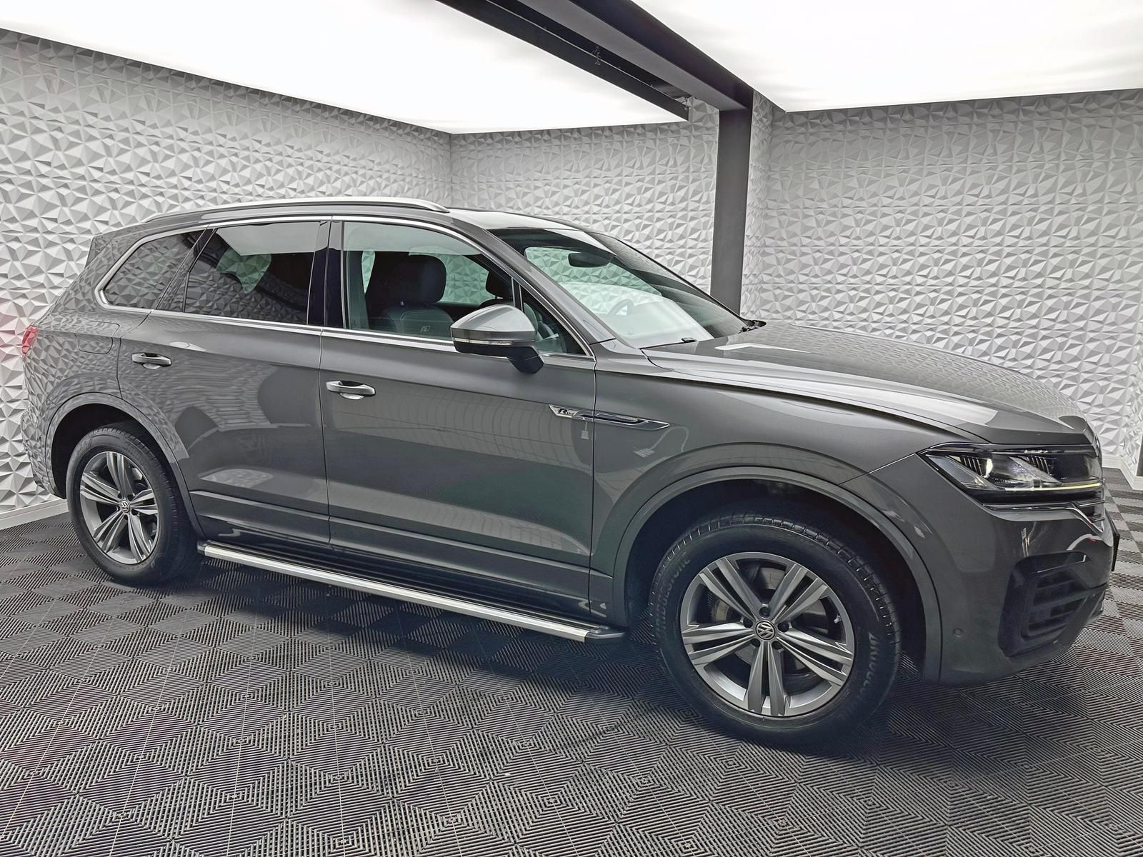 Fahrzeugabbildung Volkswagen TOUAREG 3.0 TDI R-LINE/4MOT/LUFT/STDHZ/PANO/AHK