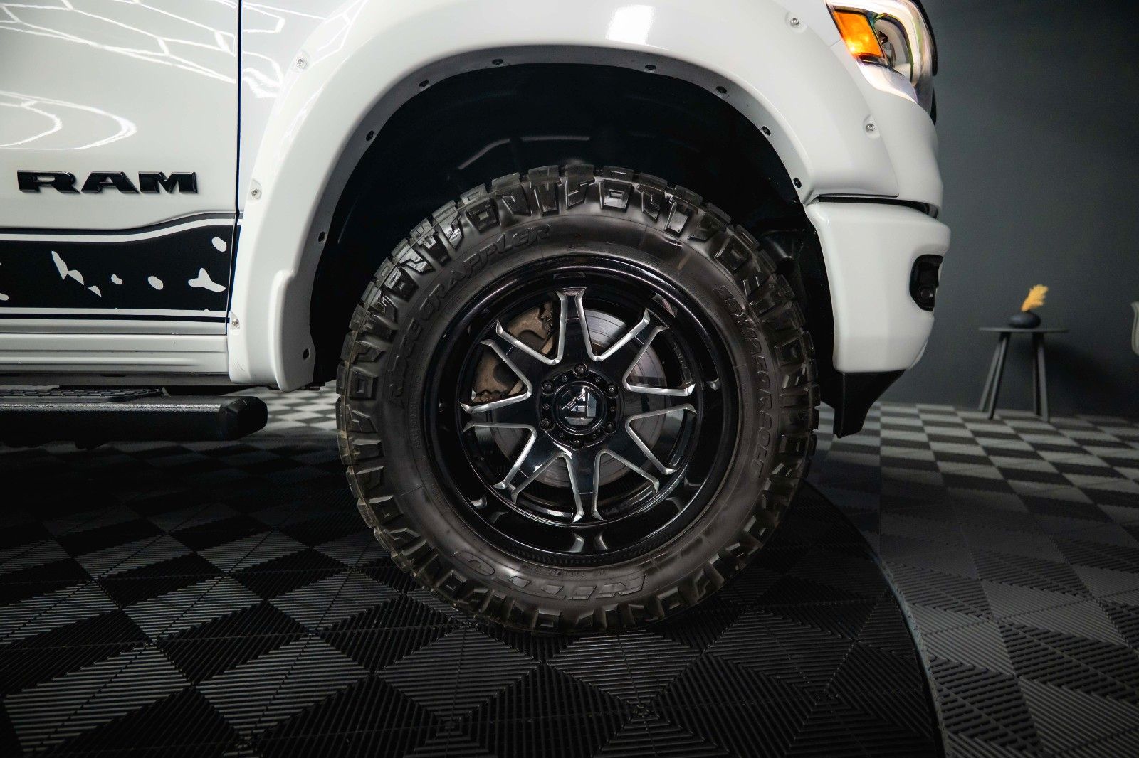 Fahrzeugabbildung Dodge RAM 5.7 V8 HEMI 4x4 OFFROAD Night-Paket *LED*