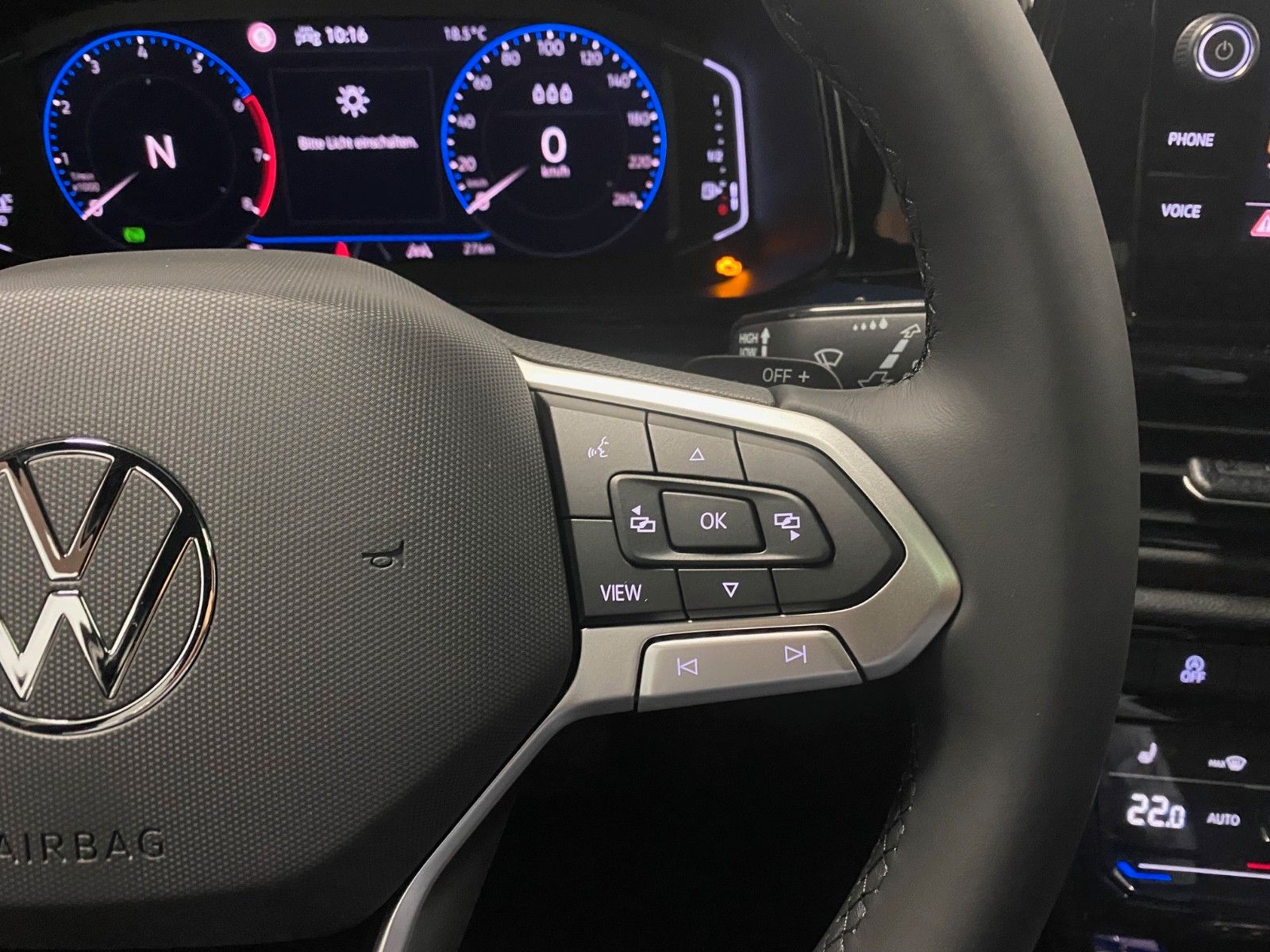 Fahrzeugabbildung Volkswagen T-Roc 1.5 TSI DSG+STYLE+PANORAMA+AHK+GARANTIE+BC