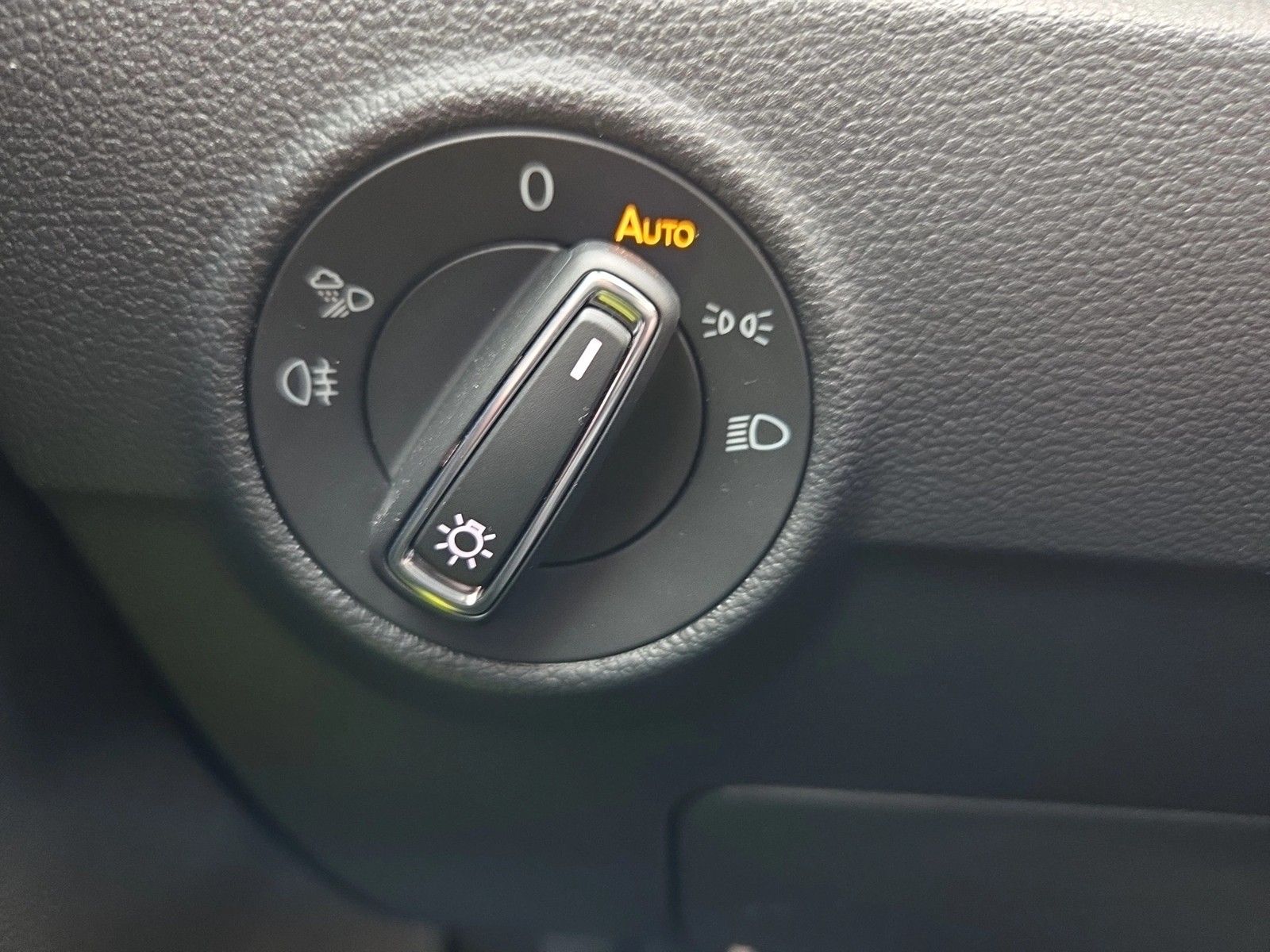 Fahrzeugabbildung Volkswagen T-Roc TSI R-Line DSG LED Navi AID ACC RFK SH 18"