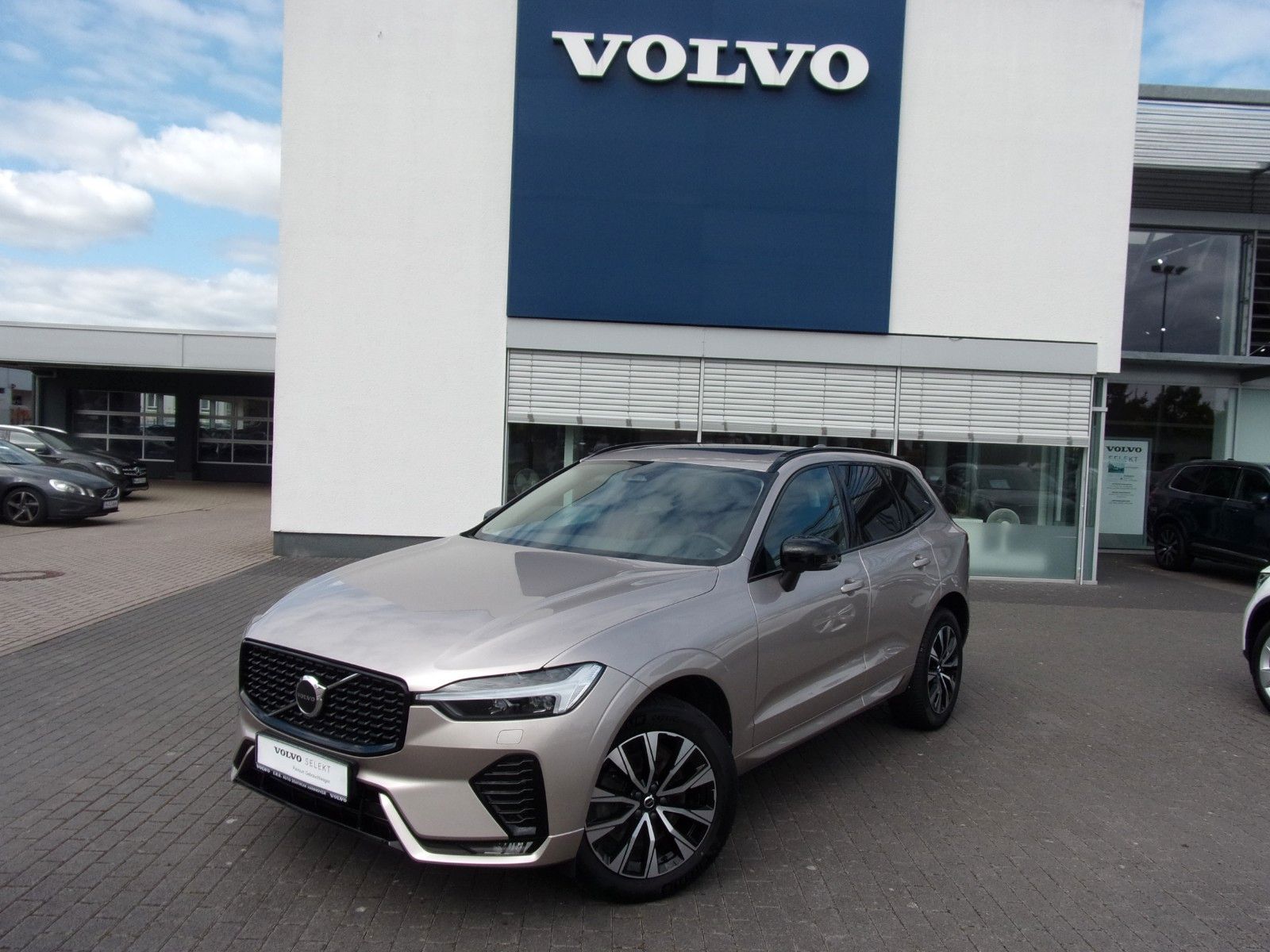 Volvo XC60 B4 Plus Dark 2WD foto 1