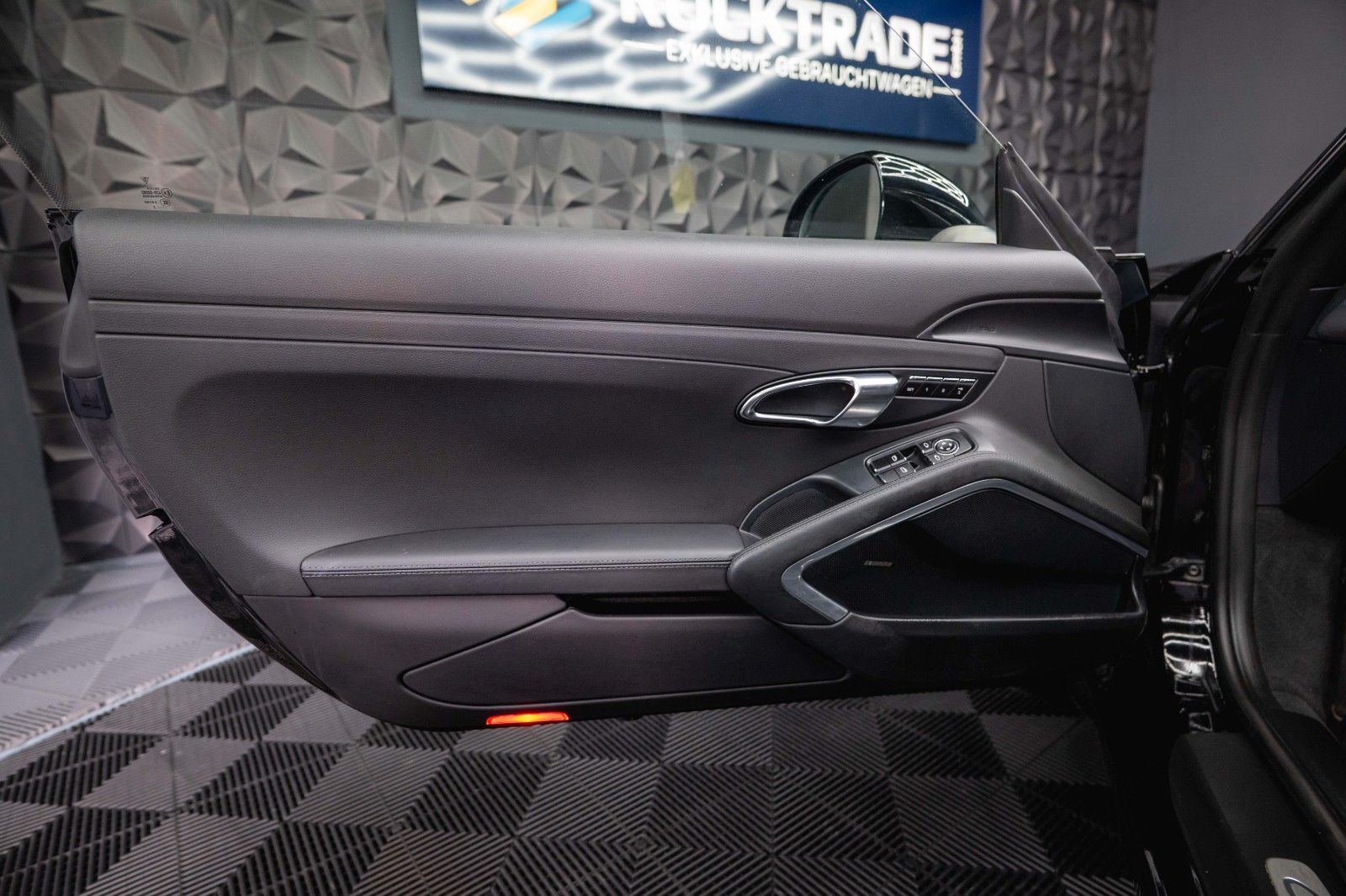 Fahrzeugabbildung Porsche 991 911 Carrera S GTS Black Design Chrono *Pano*