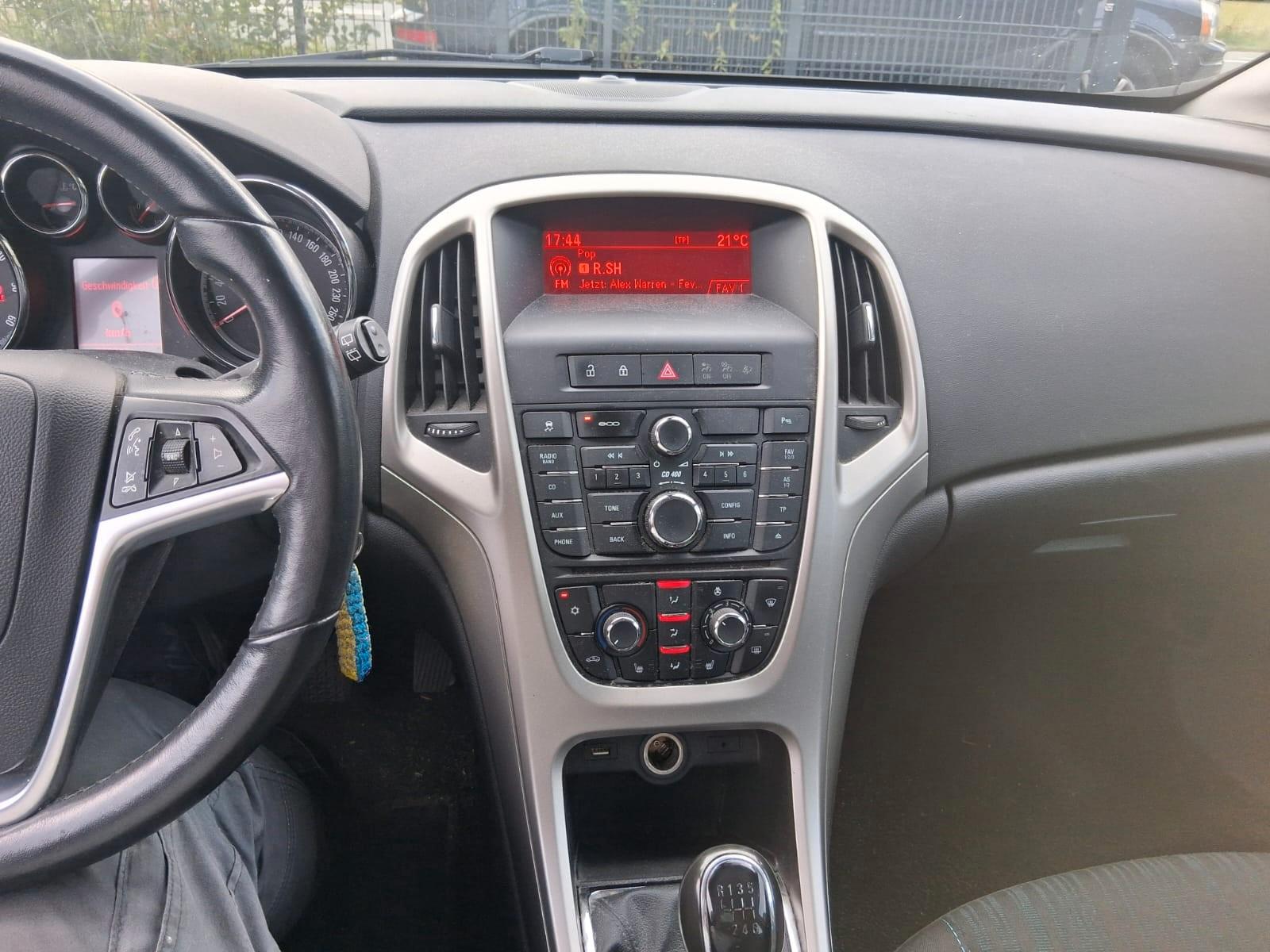 Opel Astra 2011 — photo 12