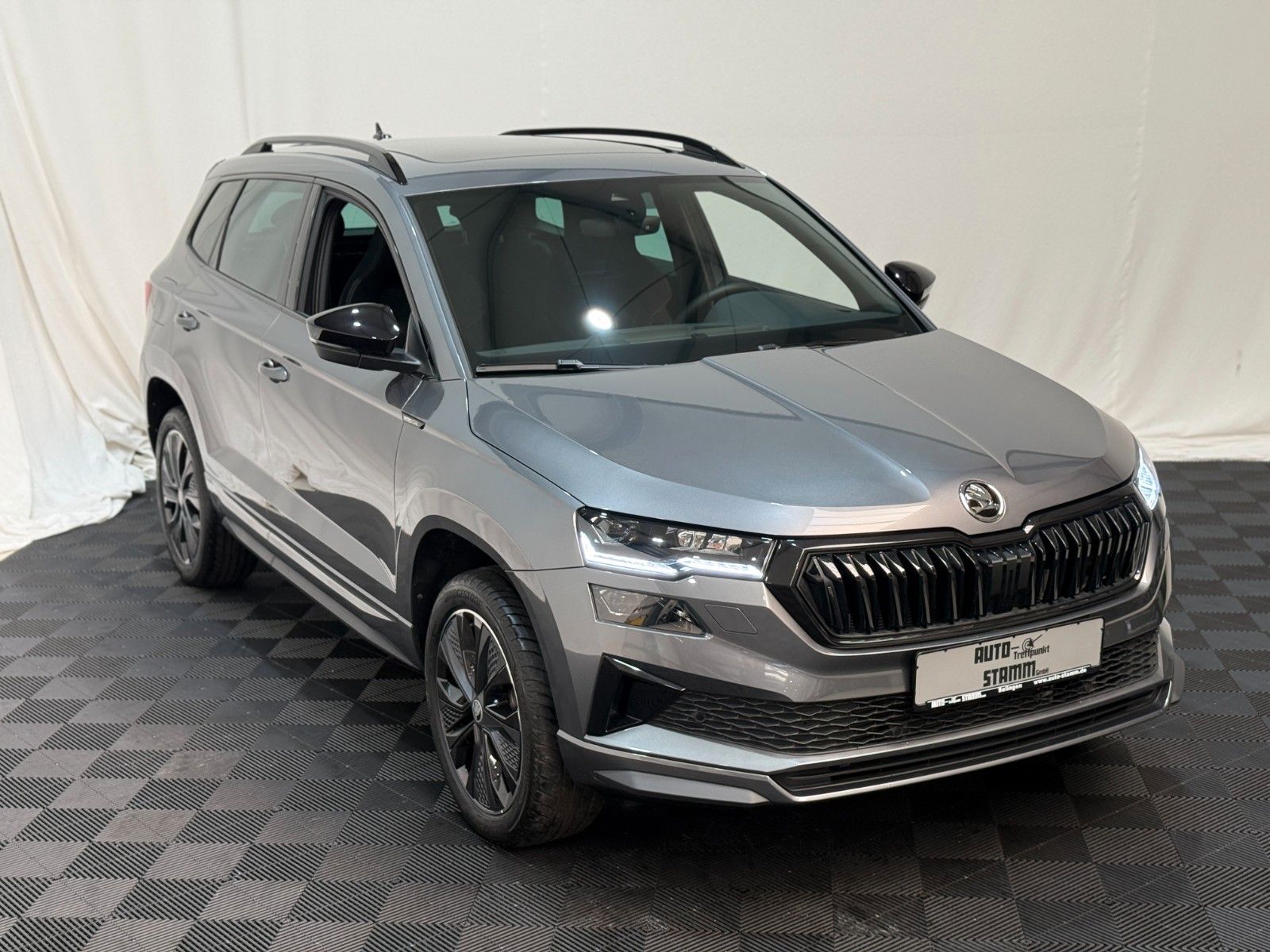 Fahrzeugabbildung SKODA Karoq Sportline / DSG / ACC / Panoramadach