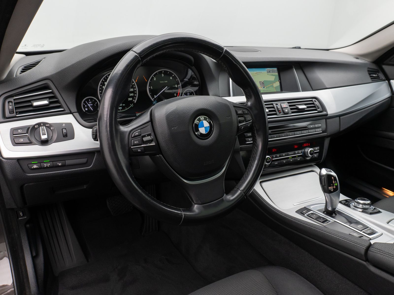 Fahrzeugabbildung BMW 520d Kamera Glasdach HUD HiFi Komfort Alarm AHK