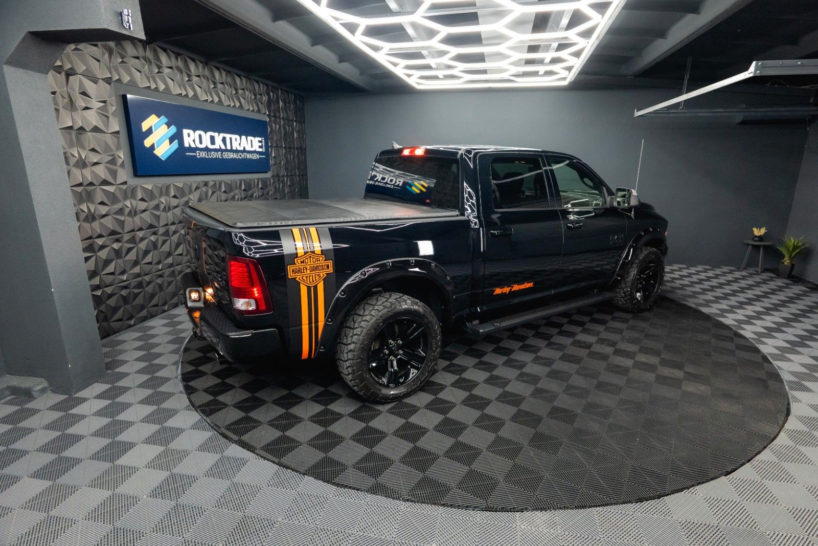 Fahrzeugabbildung Dodge RAM 5.7 V8 HEMI 4x4 OFFROAD Night HarleyDavidson