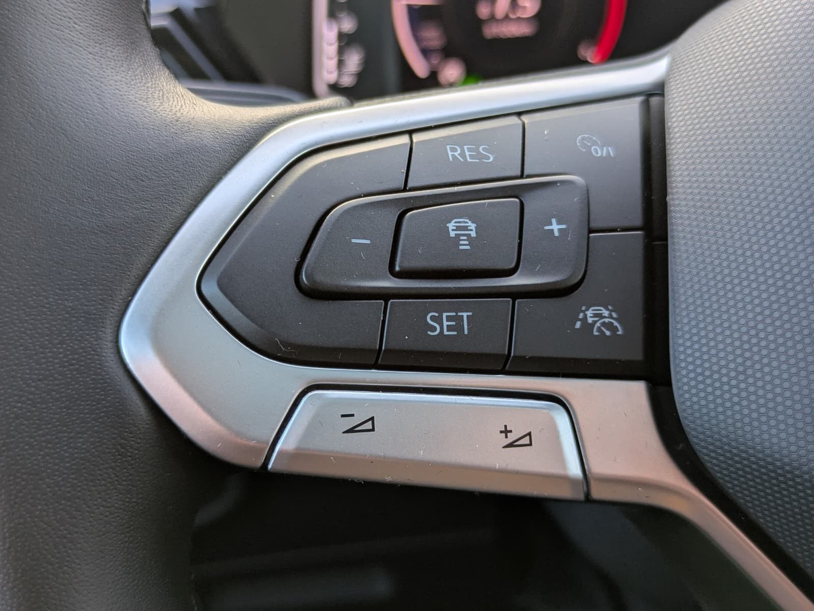 Fahrzeugabbildung Volkswagen Touran 2.0 DSG R-Line High. Pano 7-Si IQ.Dri AHK