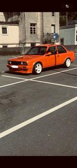 BMW E30 320i - BMW 320 Coupé E30 320i mit Benzin-Antrieb