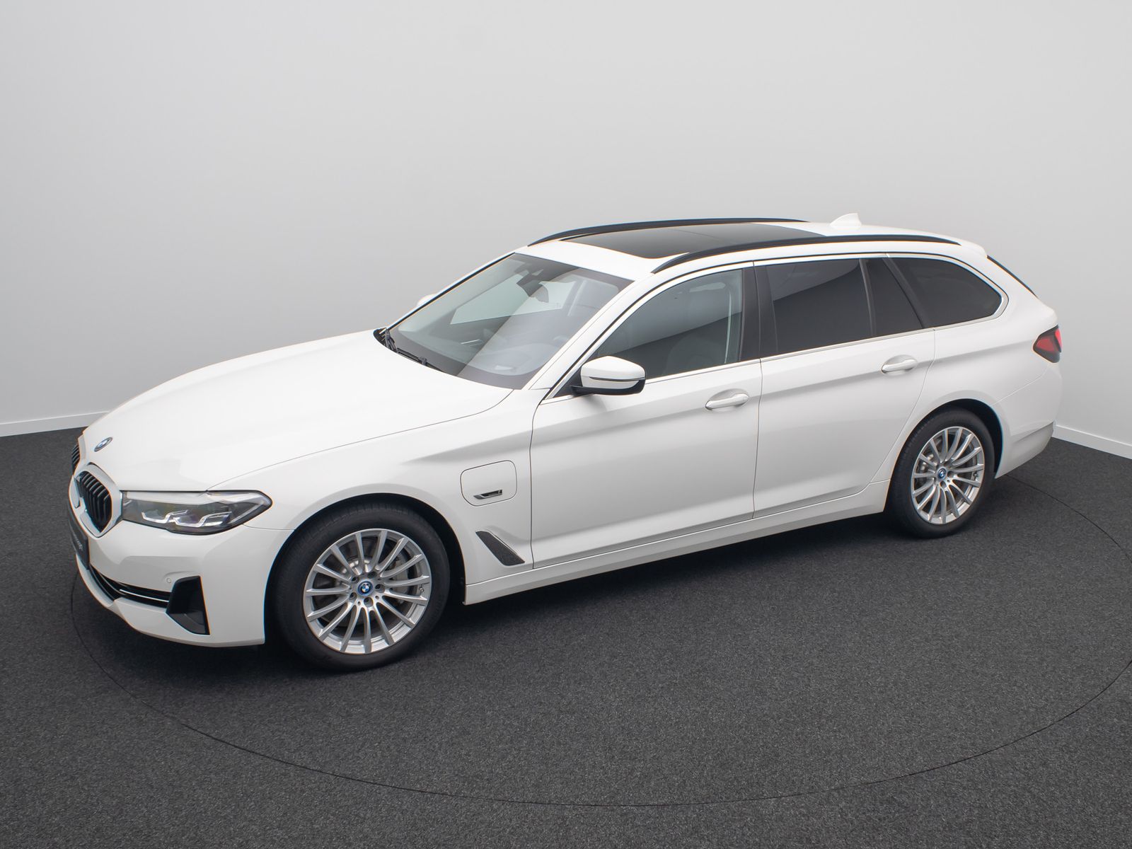 Fahrzeugabbildung BMW 530e HUD DAB Alarm Panorama HiFi Sport Leder