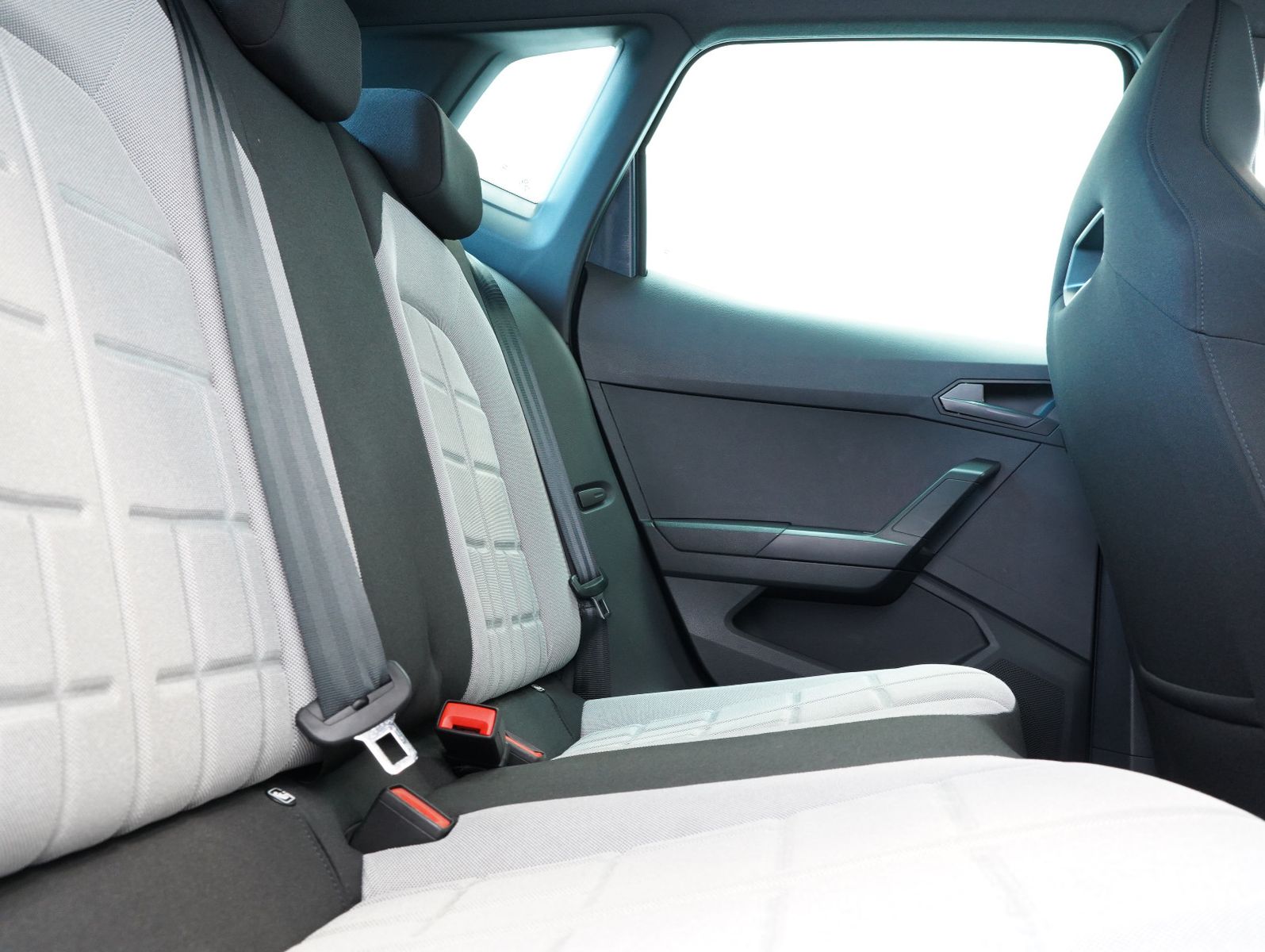 Fahrzeugabbildung SEAT Arona 1.5 TSI 110 kW FR Black Edition