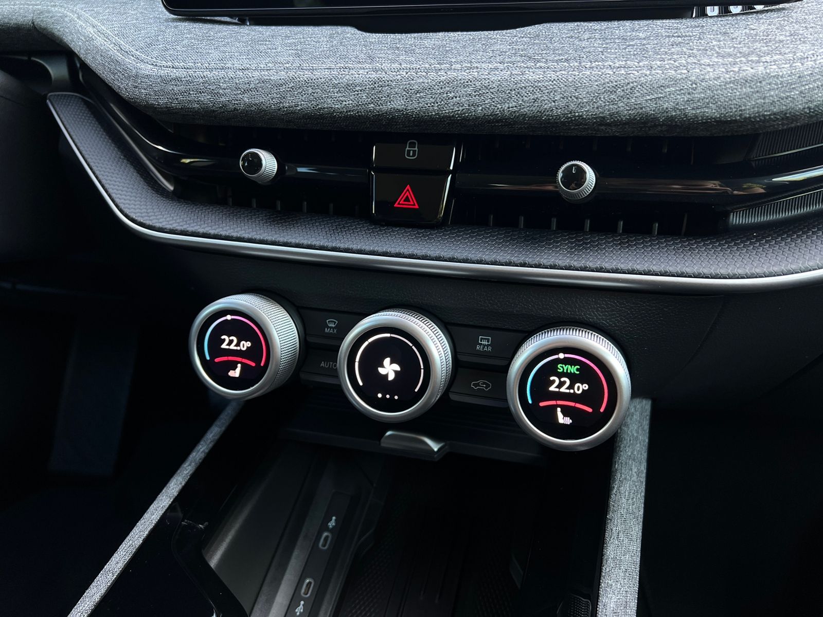 Fahrzeugabbildung SKODA Superb Combi Selection 2.0 TDI DSG *AHK, Navi, K