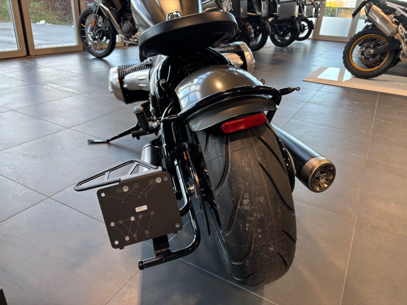 Fahrzeugabbildung BMW R 18 Bobber Akrapovic Beachbar Lenker