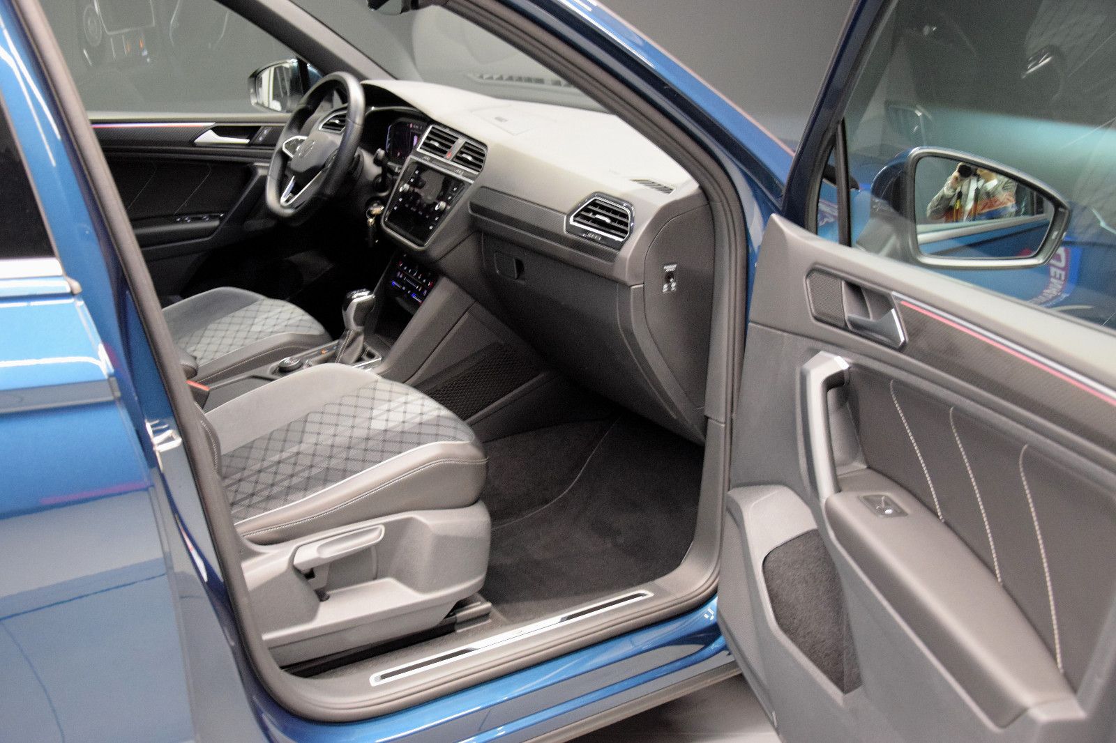 Fahrzeugabbildung Volkswagen Tiguan R-Line 4Motion IQ.Light ACC AHK 20°Kamera