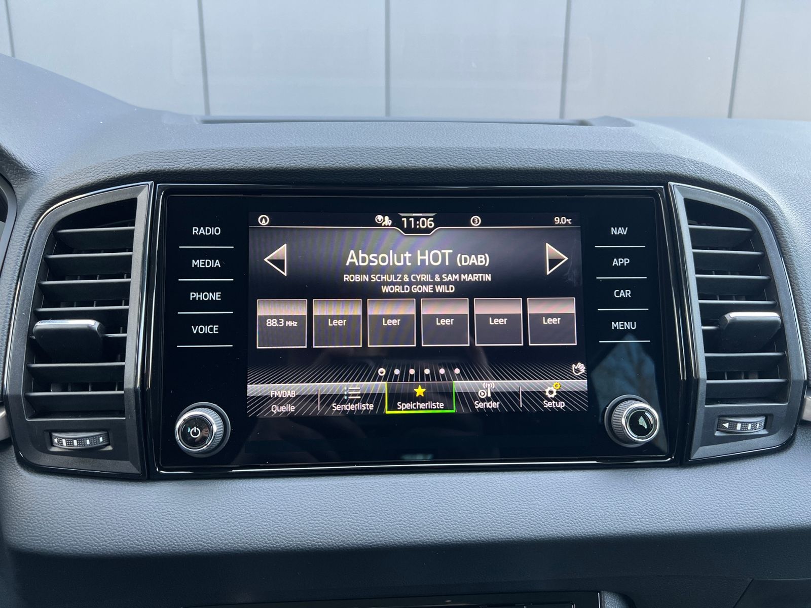 Fahrzeugabbildung SKODA Karoq Tour 1.5 TSI DSG *AHK, 17" LM-Felge, Navi,