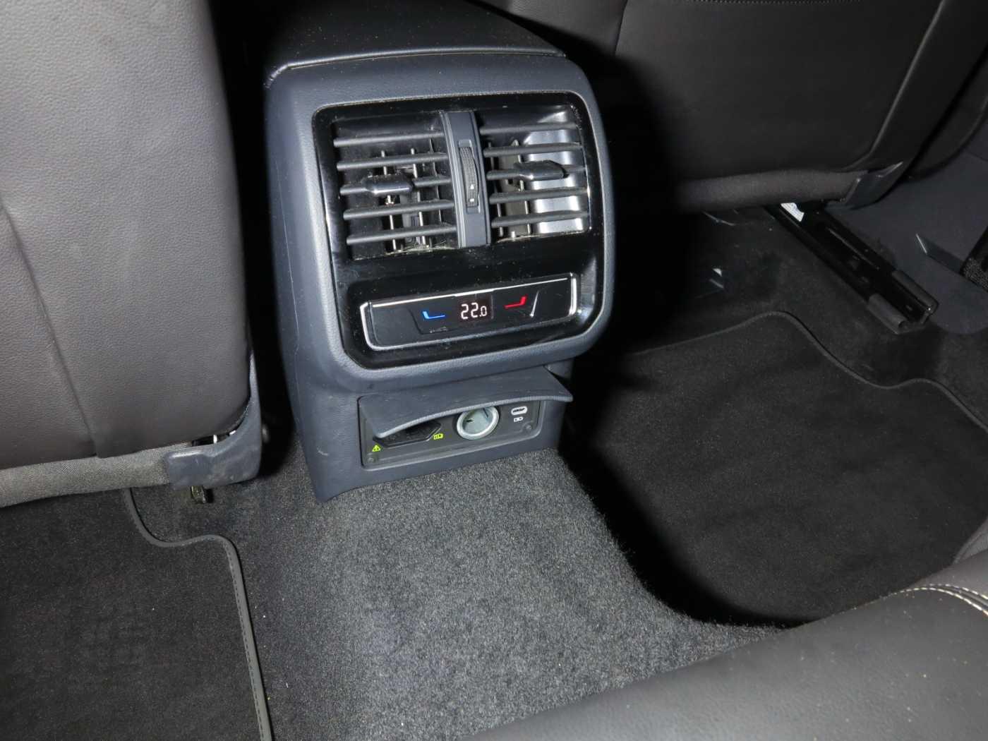 Volkswagen Passat Variant 2.0 TDI SCR DSG7 Elegance Navi