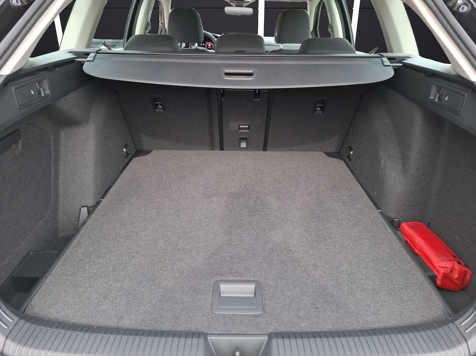 Fahrzeugabbildung Volkswagen Golf VIII Variant TSI Life Standhzg. LED Navi AI