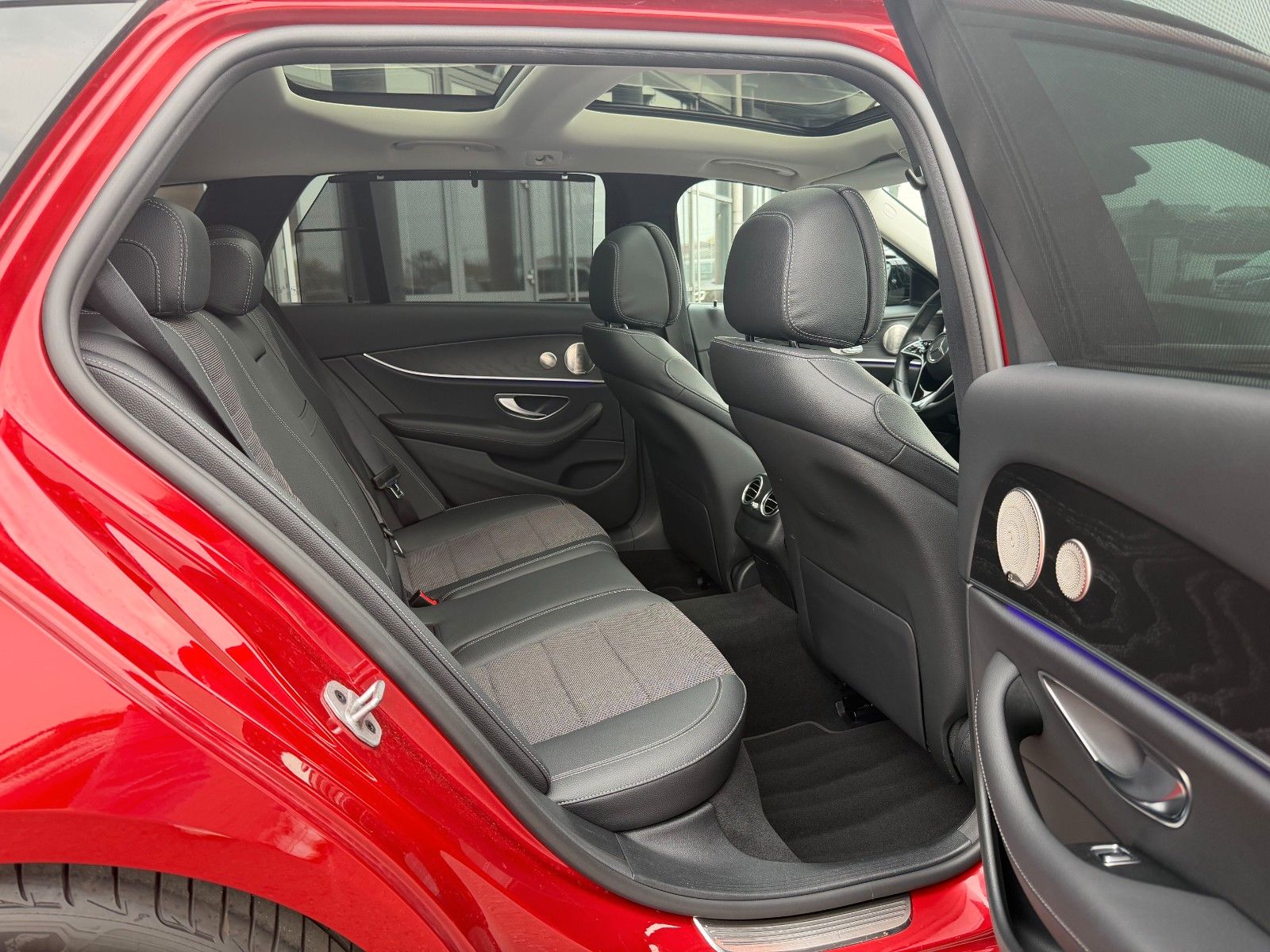 Fahrzeugabbildung Mercedes-Benz E 220d T Massage+Pano+Burm+Distr+360+HUD+Night