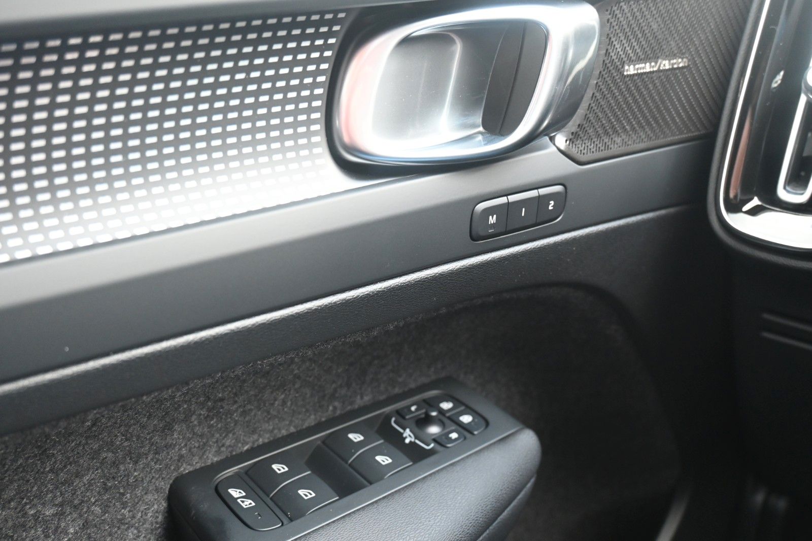 Fahrzeugabbildung Volvo XC40 B4 DKG Ultra Dark*PANO*360°*ACC*AHK