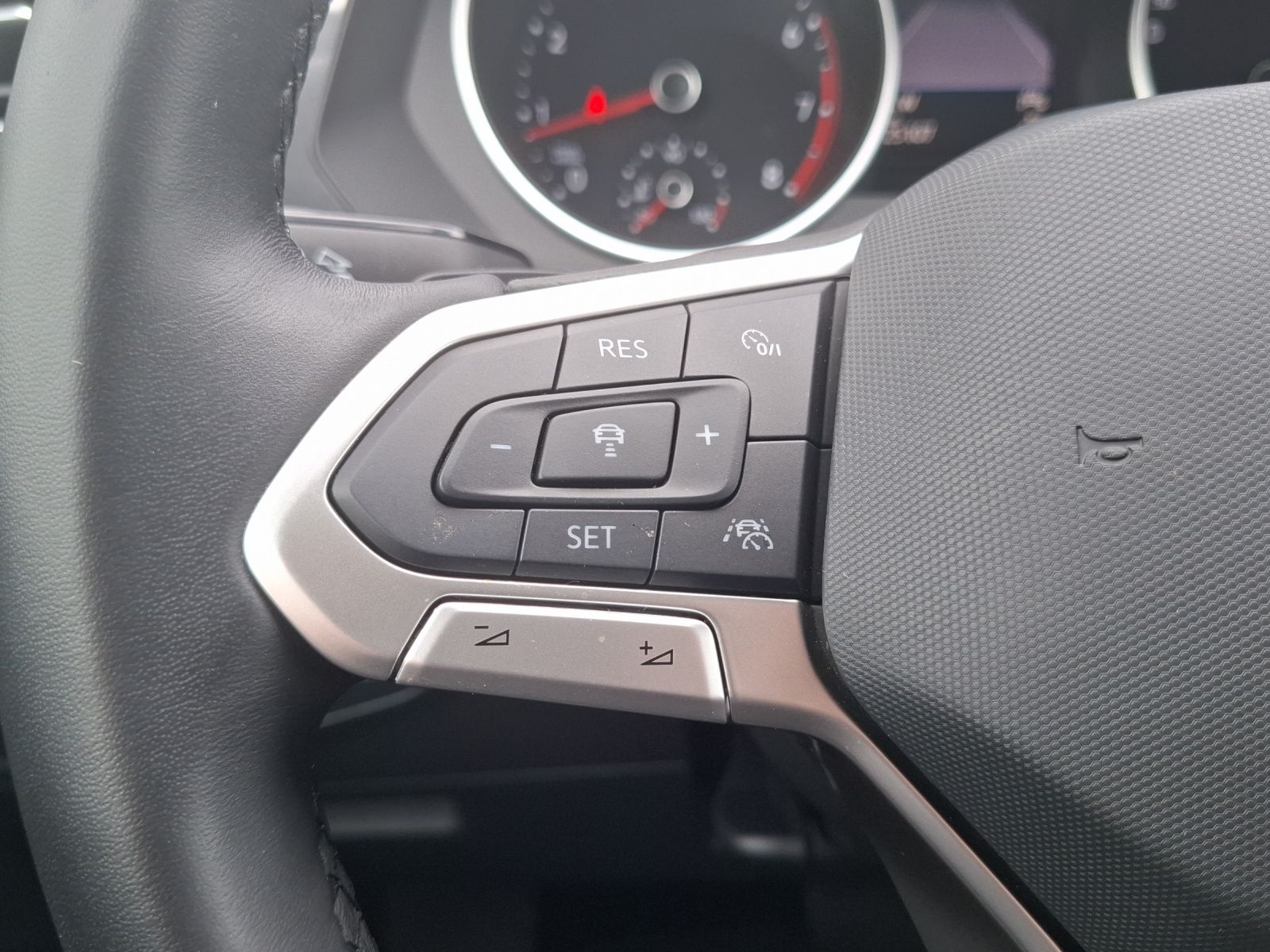 Fahrzeugabbildung Volkswagen Tiguan TSI Life DSG LED AHK Navi ACC RFK SH