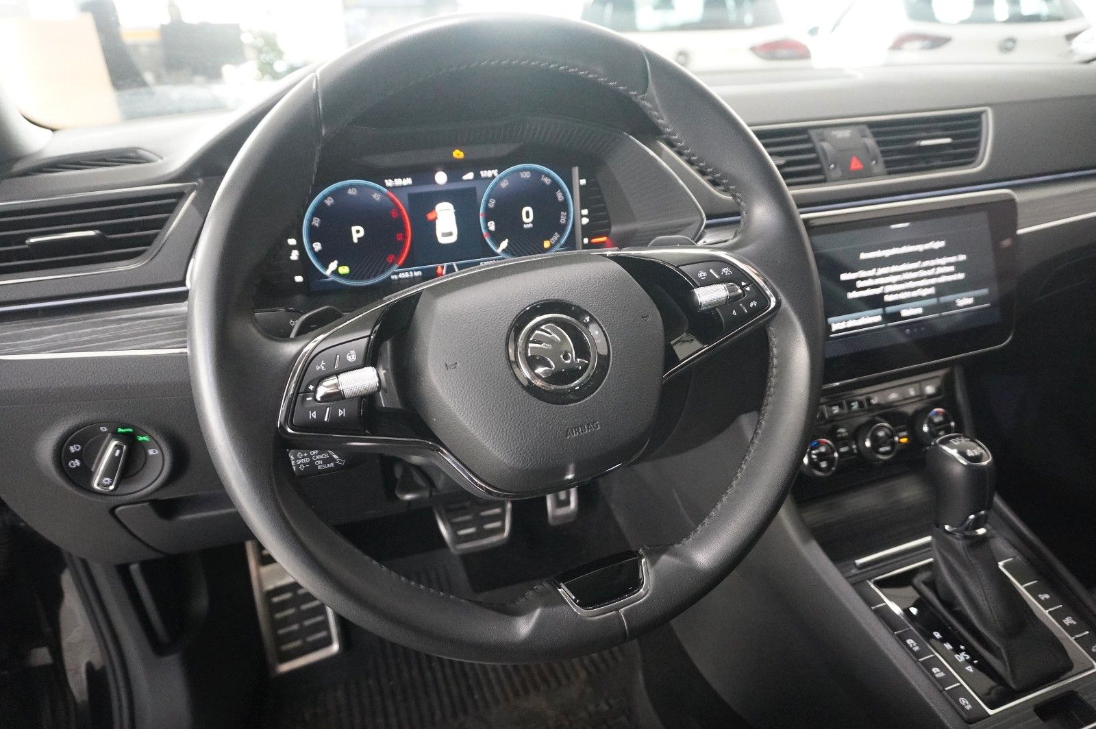 Fahrzeugabbildung SKODA Superb Combi 2.0D PREMIUM 4X4 NAVI/LED/360°/AHK