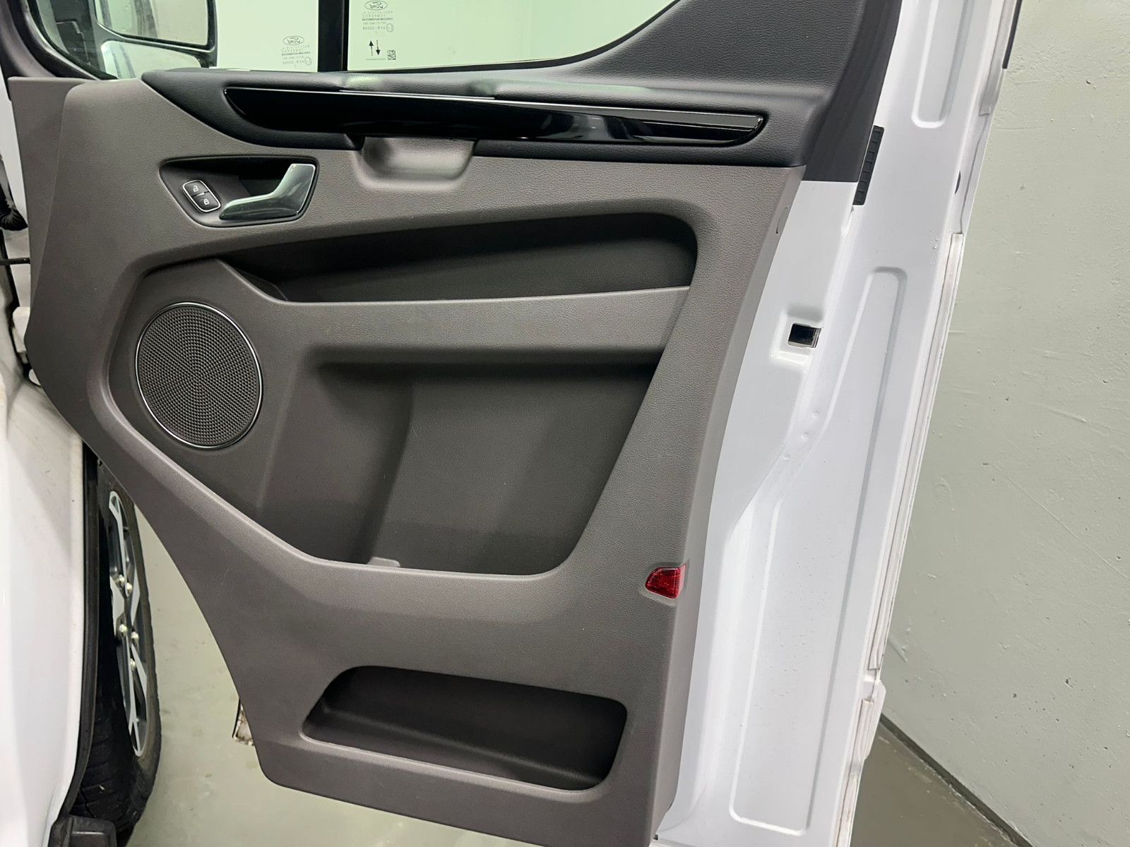 Fahrzeugabbildung Ford Tourneo Custom 320  L1H1 *AHK*ACTIVE*8-Sitzer*