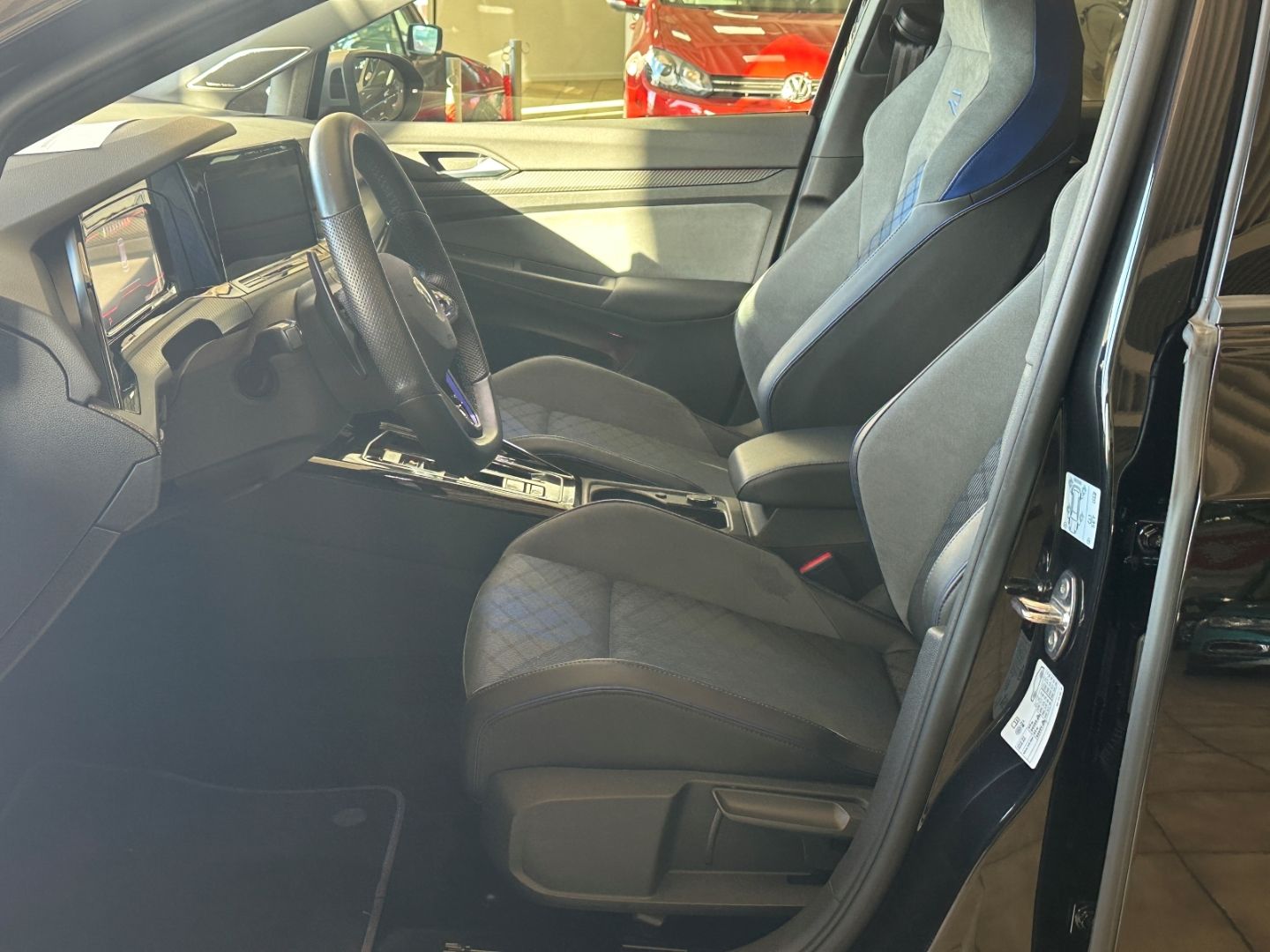 Volkswagen Golf VIII R 4Motion 2.0 TSI AD Navi digitales C foto 3