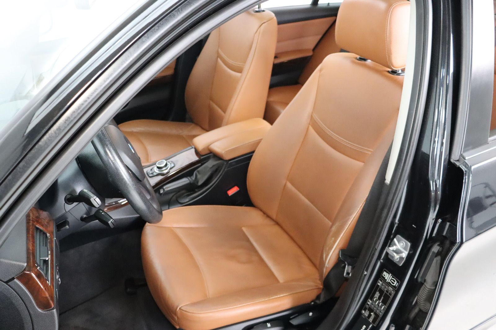 Fahrzeugabbildung BMW 318 i Touring * Xenon * Leder * Pano *