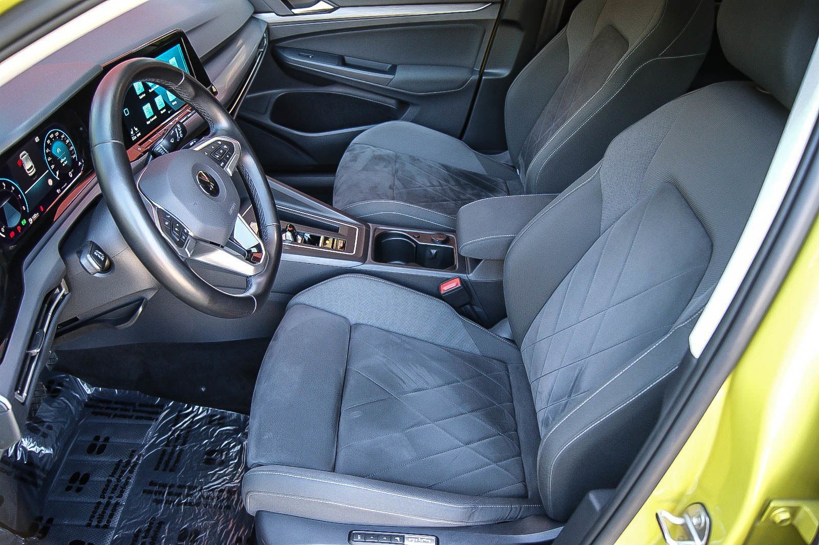 Fahrzeugabbildung Volkswagen Golf VIII 1.5eTSI DSG First Edition MATRIX ANHZV