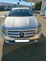 Mercedes-Benz GLA 180 - Sport Utility Vehicle - silberne Mercedes-Benz GLA 180