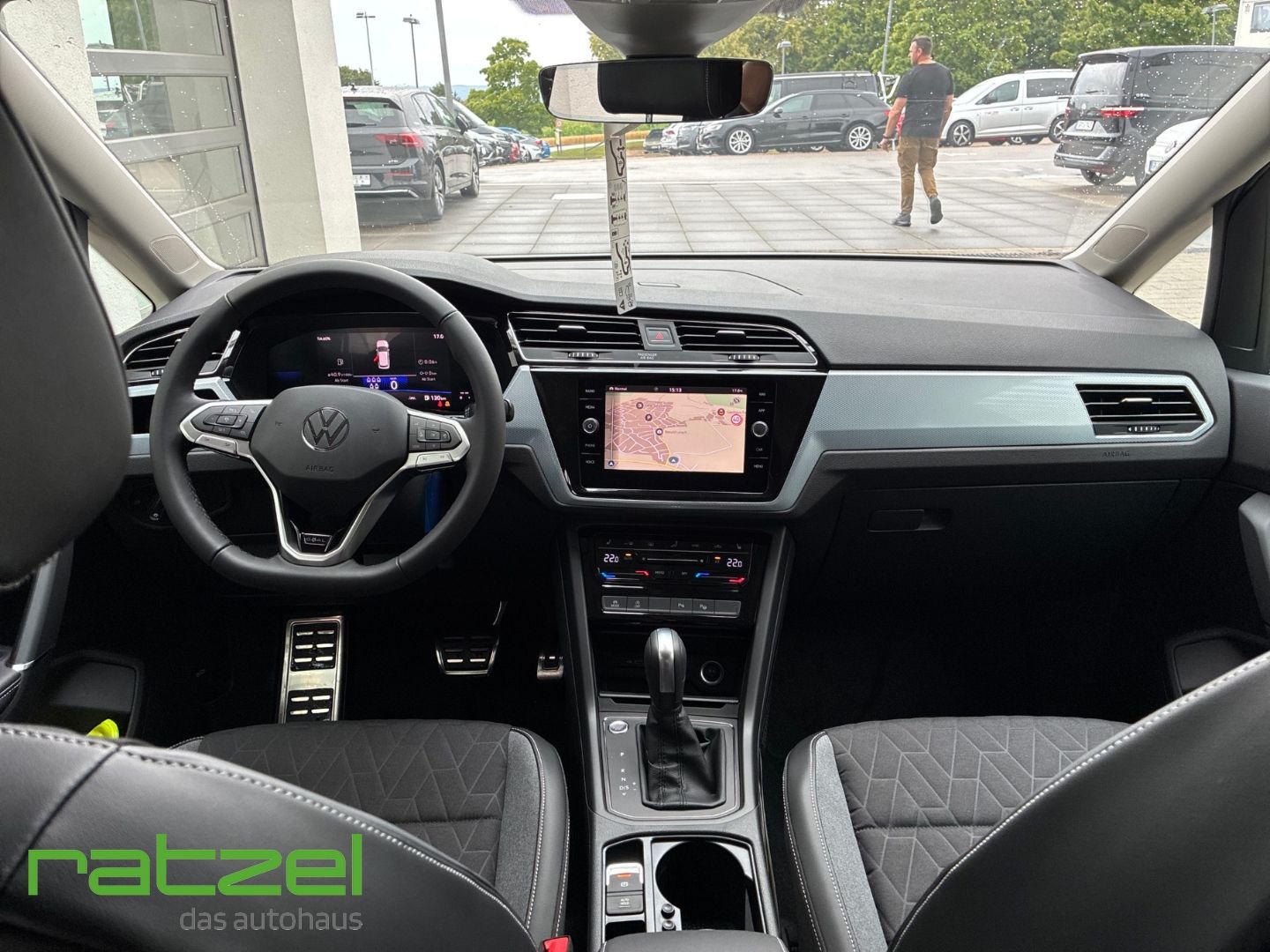 Fahrzeugabbildung Volkswagen Touran R-LINE 1.5 TSI DSG 8-fach+7-Sitzer+AHK