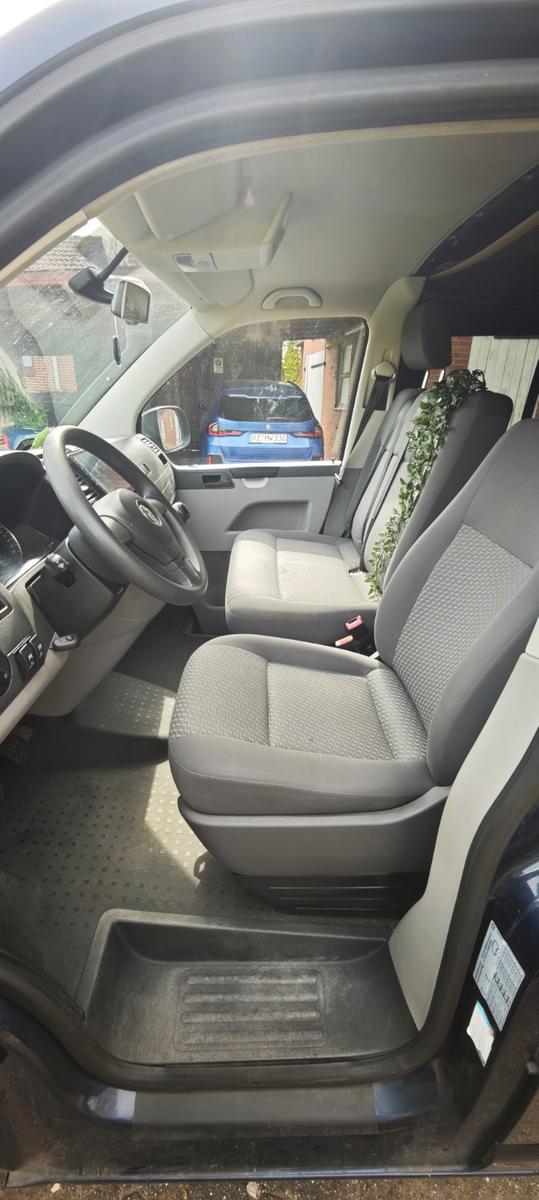 Volkswagen T5.2 mit Offroadoptik und kleinem Camperausbau