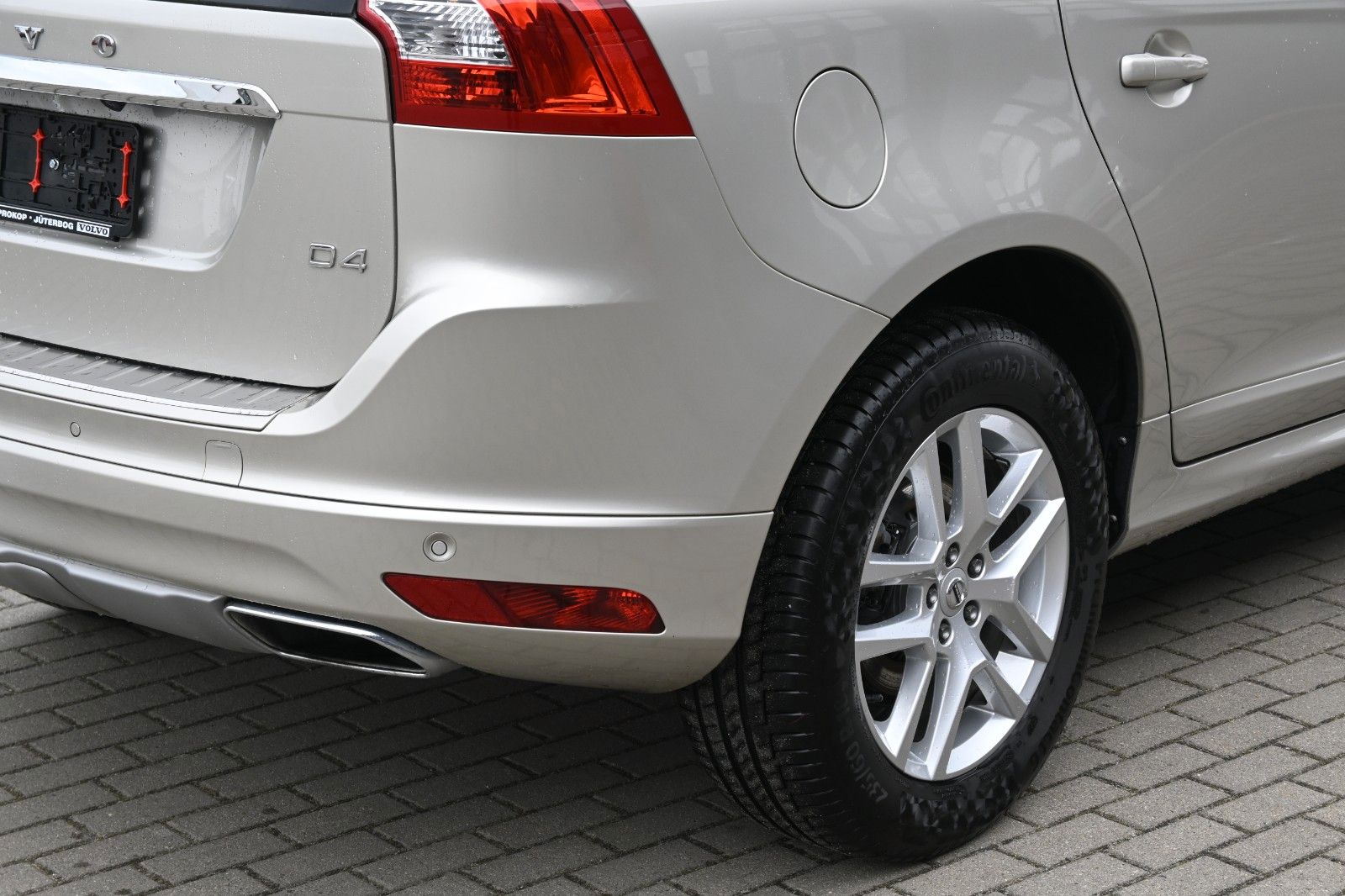 Fahrzeugabbildung Volvo XC60 D4 Momentum*BLIS*STHZ*PANO*BiXenon*CAM*DAB