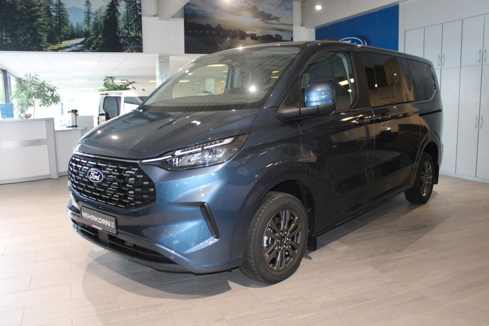 Fahrzeugabbildung Ford Tourneo Custom L1 Titanium 8-Sitze LED NAVI AHK