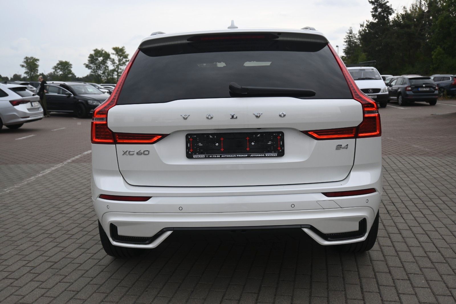 Fahrzeugabbildung Volvo XC60 B4 Benzin FWD Plus Dark*STHZG*360°*ACC*AHK