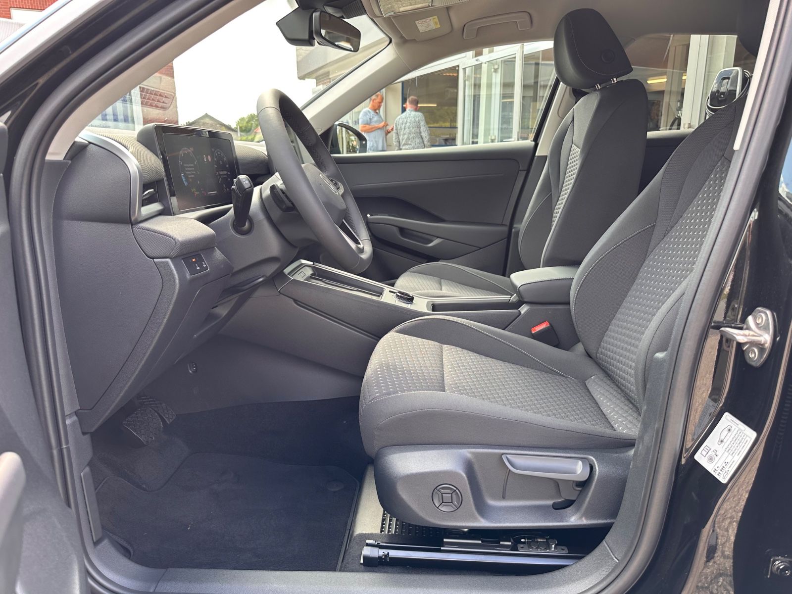 Fahrzeugabbildung Volkswagen T-Roc 1.5 eTSI DSG Life APP/ACC/LED/SHZG/PDC