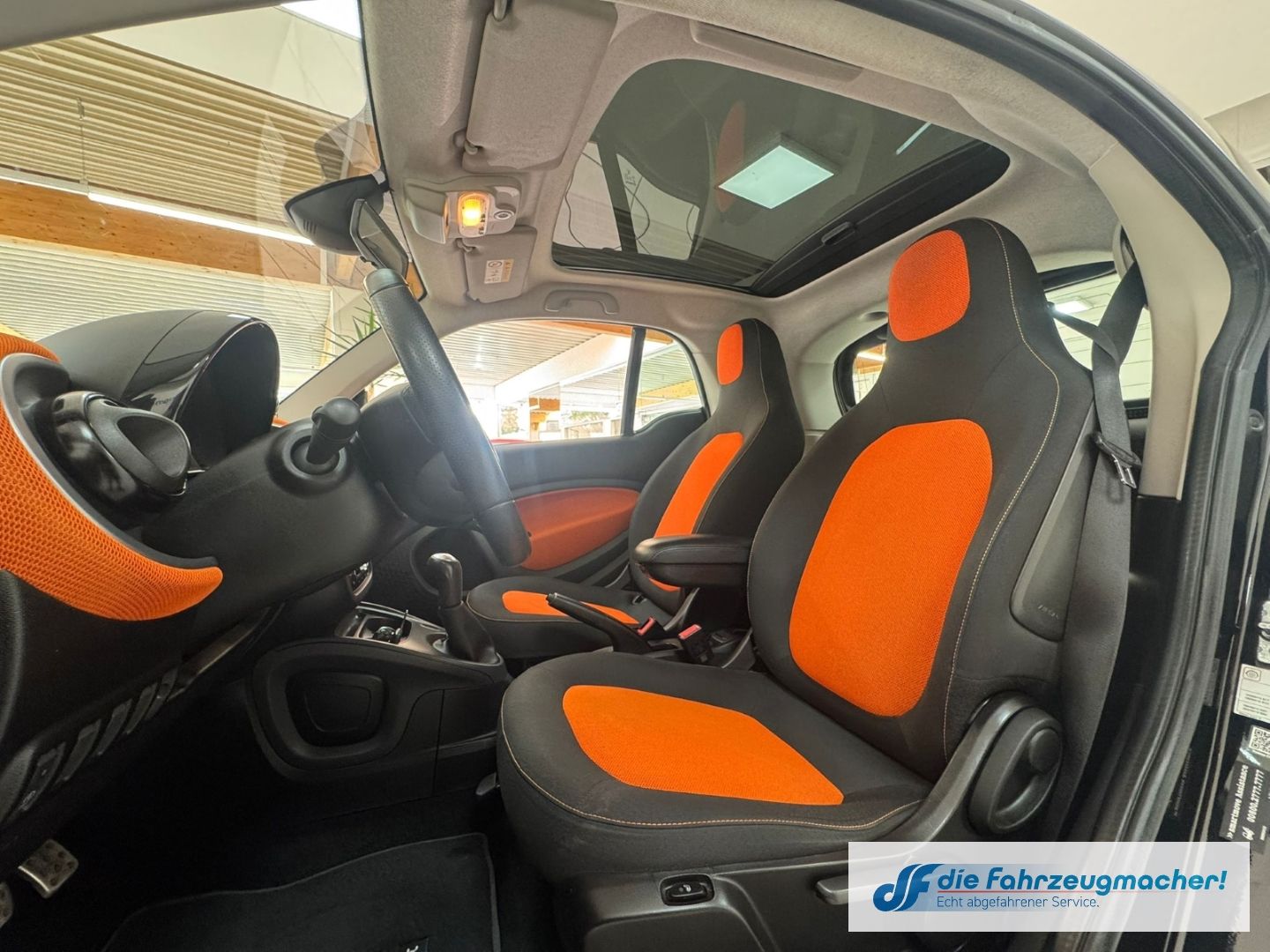 Fahrzeugabbildung Smart fortwo coupe Basis 52 kW Panorama Navi Klimaauto
